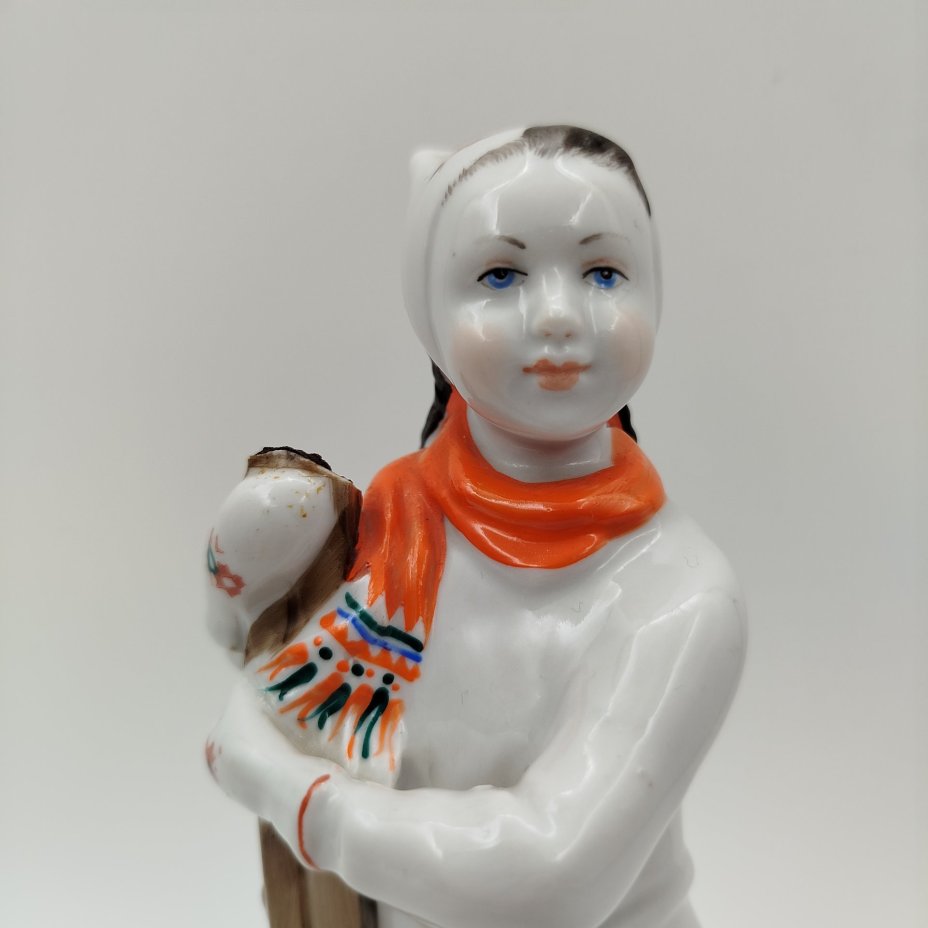 Статуэтка "Лыжница", скульптор Г.С. Столбова, автор росписи Е.Н. Лупанова, фарфор, роспись, золочение, Ленинградский фарфоровый завод (ЛФЗ), СССР, 1960-1970 гг.