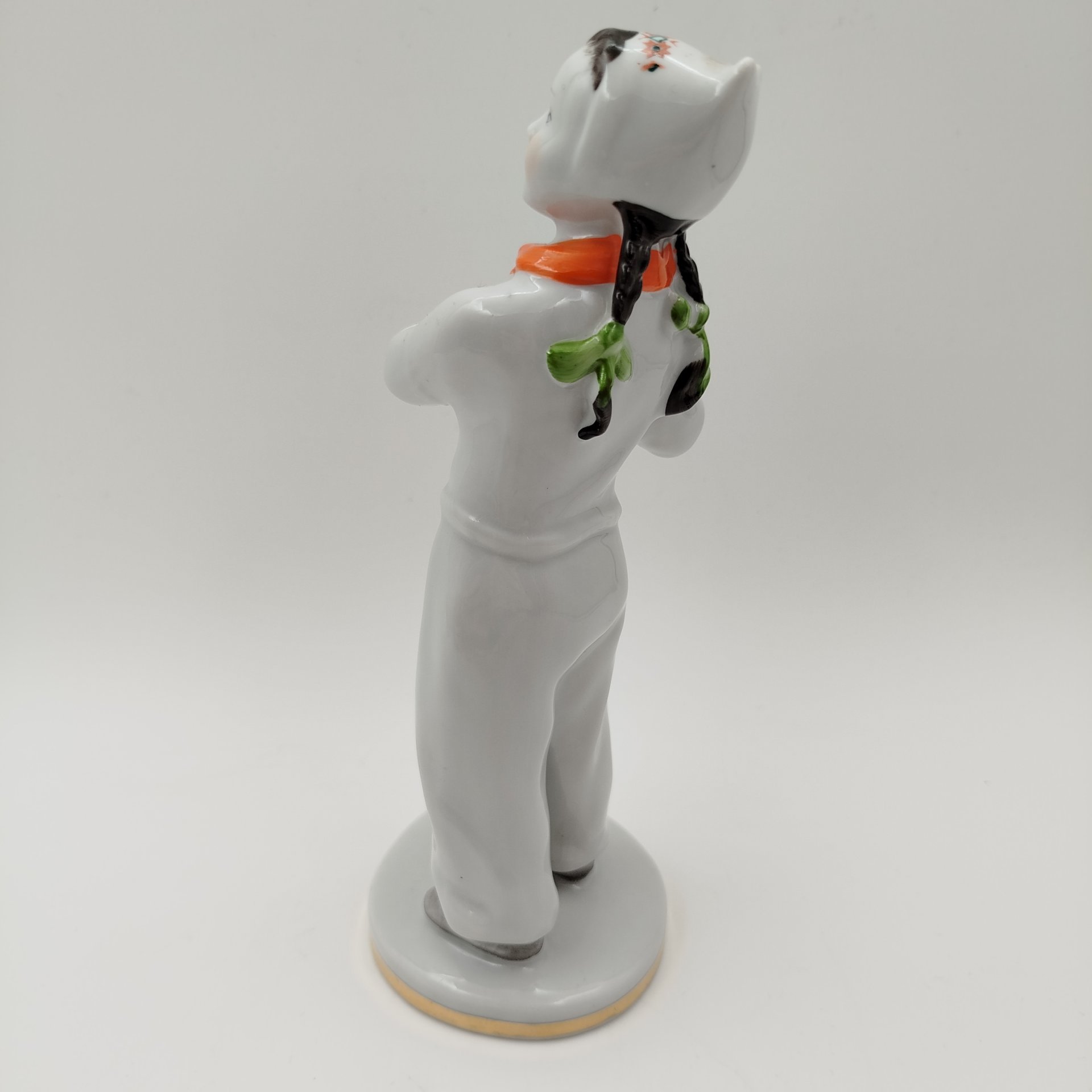 Статуэтка "Лыжница", скульптор Г.С. Столбова, автор росписи Е.Н. Лупанова, фарфор, роспись, золочение, Ленинградский фарфоровый завод (ЛФЗ), СССР, 1960-1970 гг.