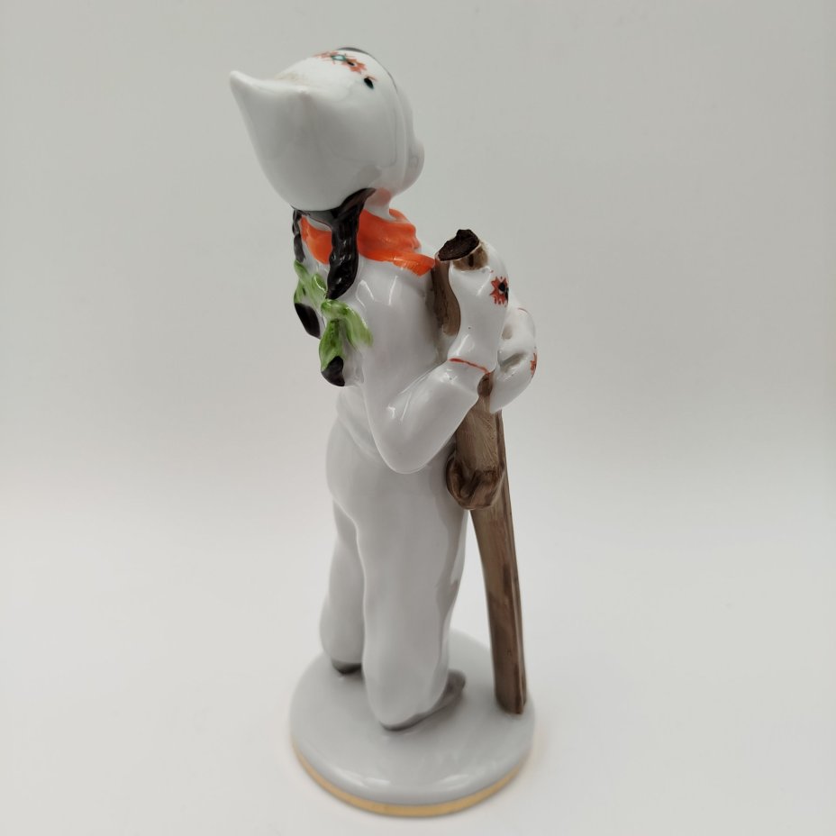 Статуэтка "Лыжница", скульптор Г.С. Столбова, автор росписи Е.Н. Лупанова, фарфор, роспись, золочение, Ленинградский фарфоровый завод (ЛФЗ), СССР, 1960-1970 гг.