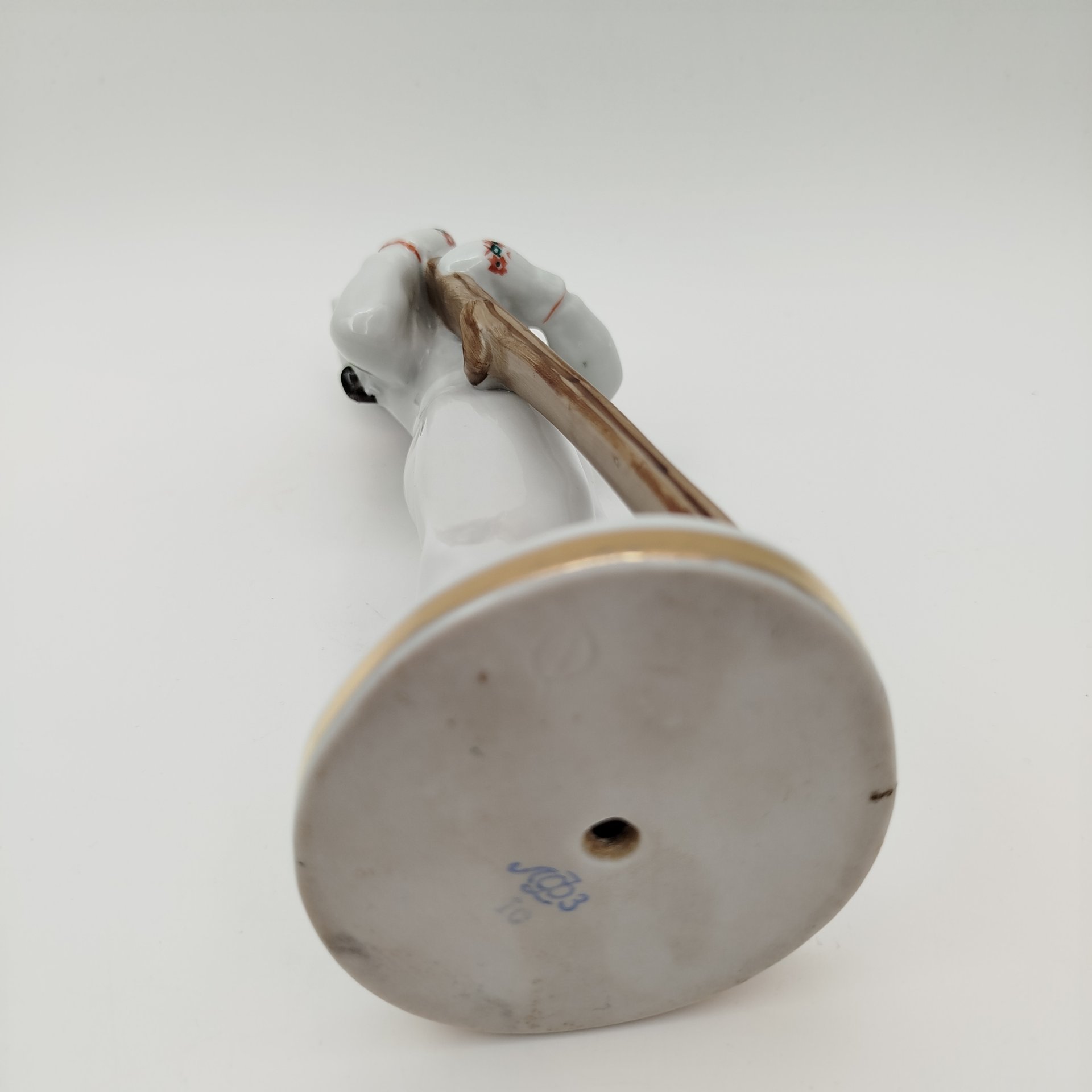 Статуэтка "Лыжница", скульптор Г.С. Столбова, автор росписи Е.Н. Лупанова, фарфор, роспись, золочение, Ленинградский фарфоровый завод (ЛФЗ), СССР, 1960-1970 гг.