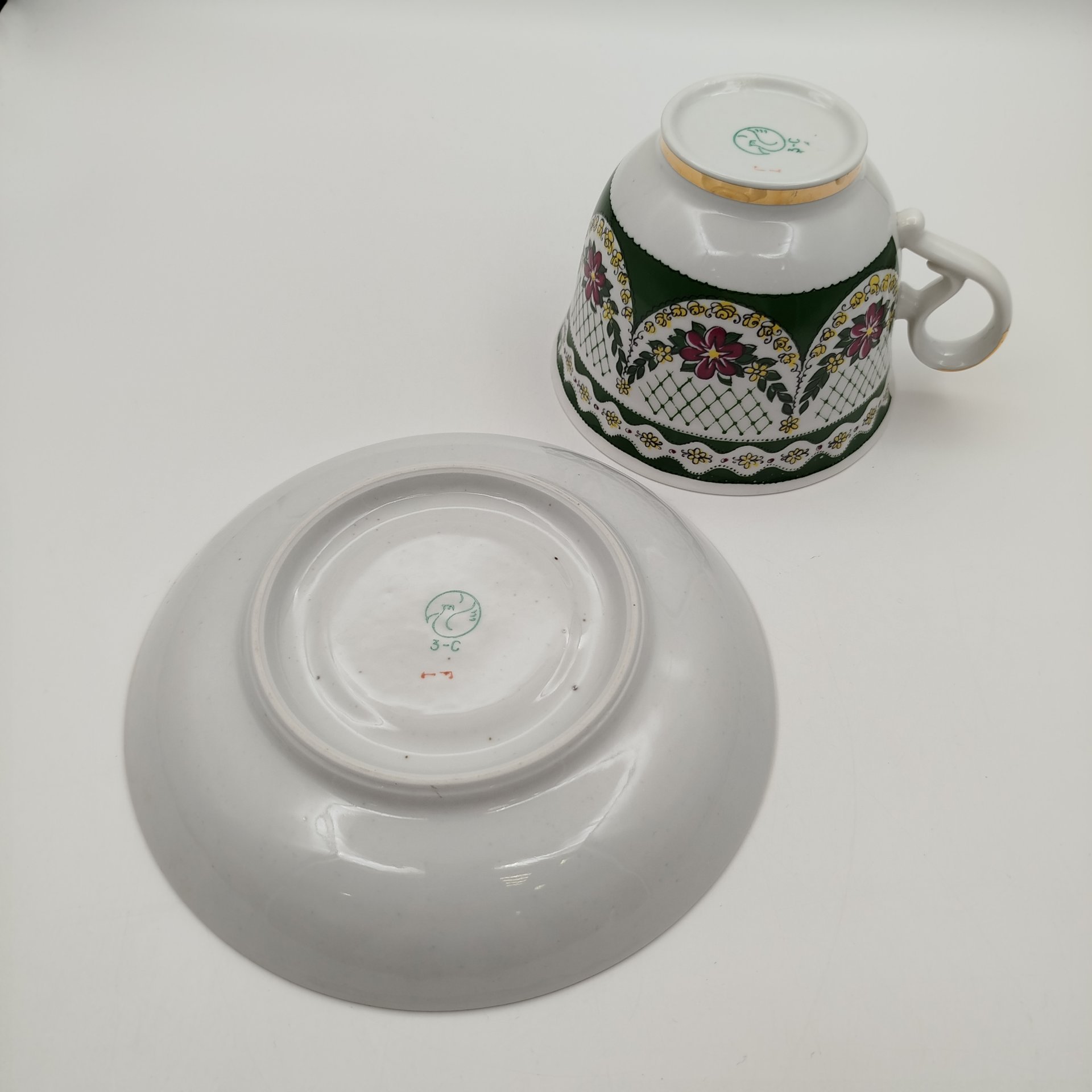 Чайная пара (большая), украшенная узорами и цветочным декором, фарфор, деколь с подрисовкой, золочение, Тернопольский фарфоровый завод, Тернопольский фарфоровый завод
