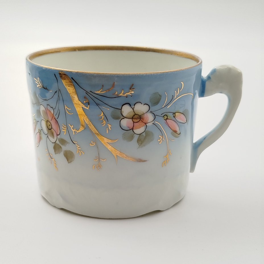 Чашка чайная голубого цвета с цветочным декором