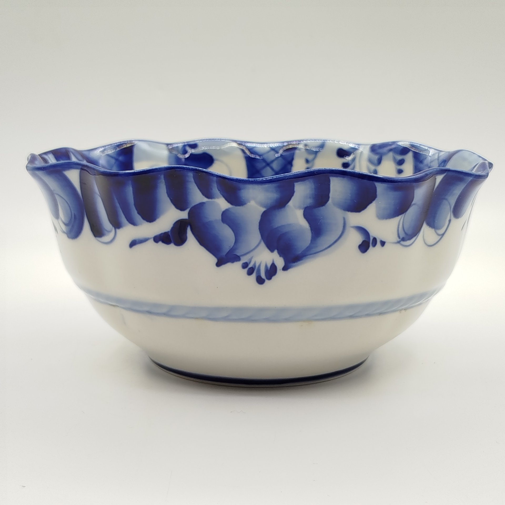 Салатник (конфетница) с растительным декором, росп. Петрушина, фарфор, роспись, Гжельский фарфоровый завод, Российская Федерация, 1990-2015 гг.