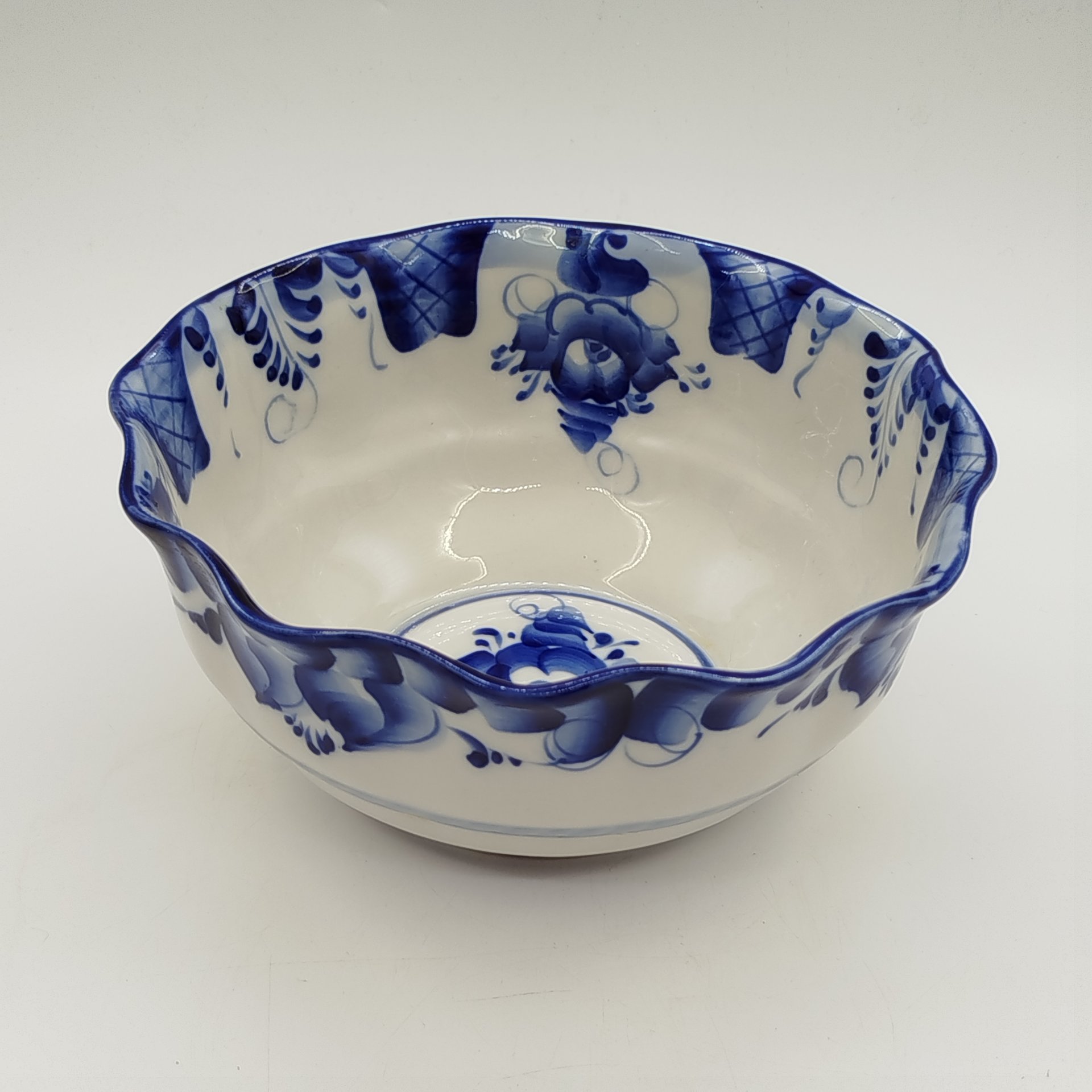 Салатник (конфетница) с растительным декором, росп. Петрушина, фарфор, роспись, Гжельский фарфоровый завод, Российская Федерация, 1990-2015 гг.