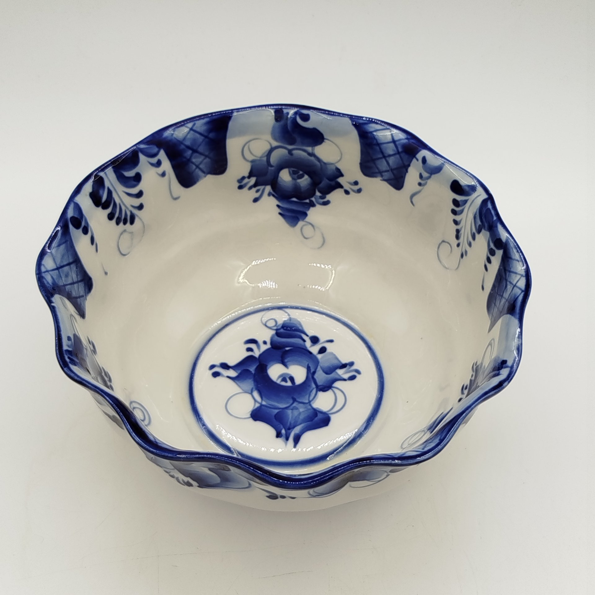 Салатник (конфетница) с растительным декором, росп. Петрушина, фарфор, роспись, Гжельский фарфоровый завод, Российская Федерация, 1990-2015 гг.