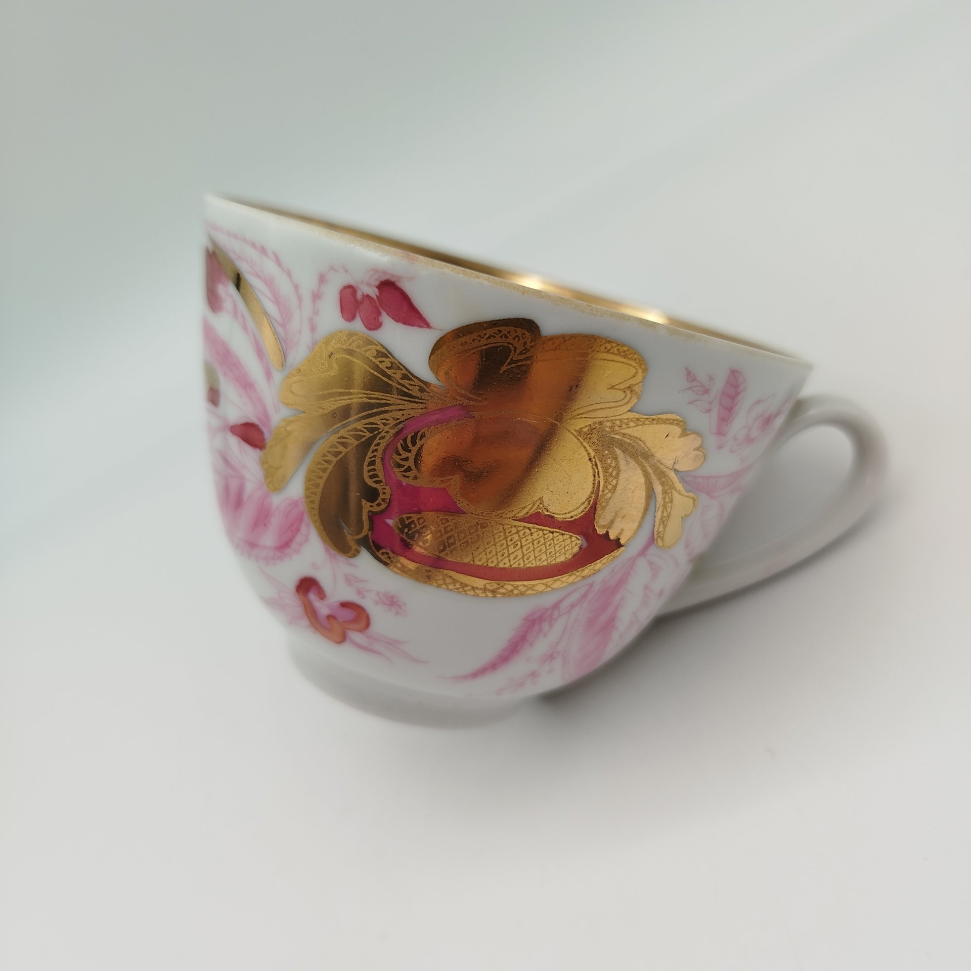 Пара чайная, украшенная декором в виде тюльпанов, фарфор, деколь, золочение, СССР, 1970-1989 гг.