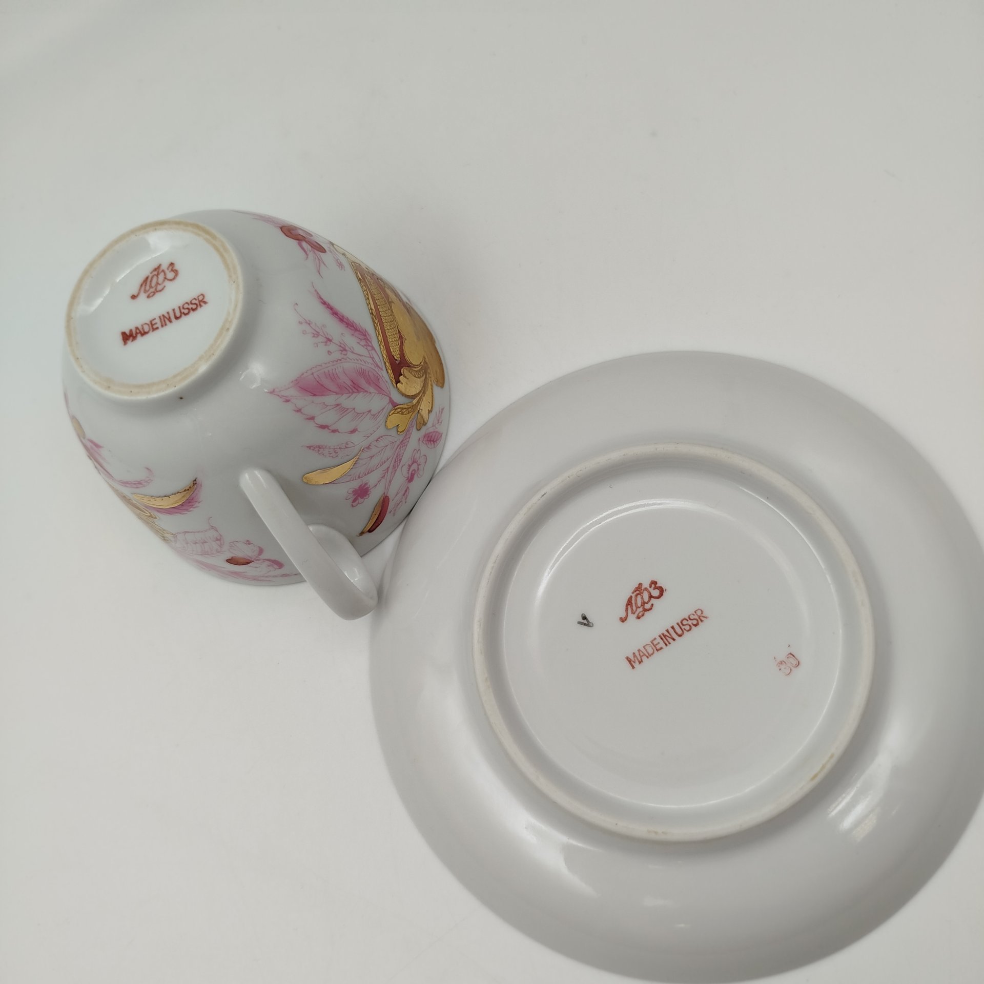 Пара чайная, украшенная декором в виде тюльпанов, фарфор, деколь, золочение, СССР, 1970-1989 гг.