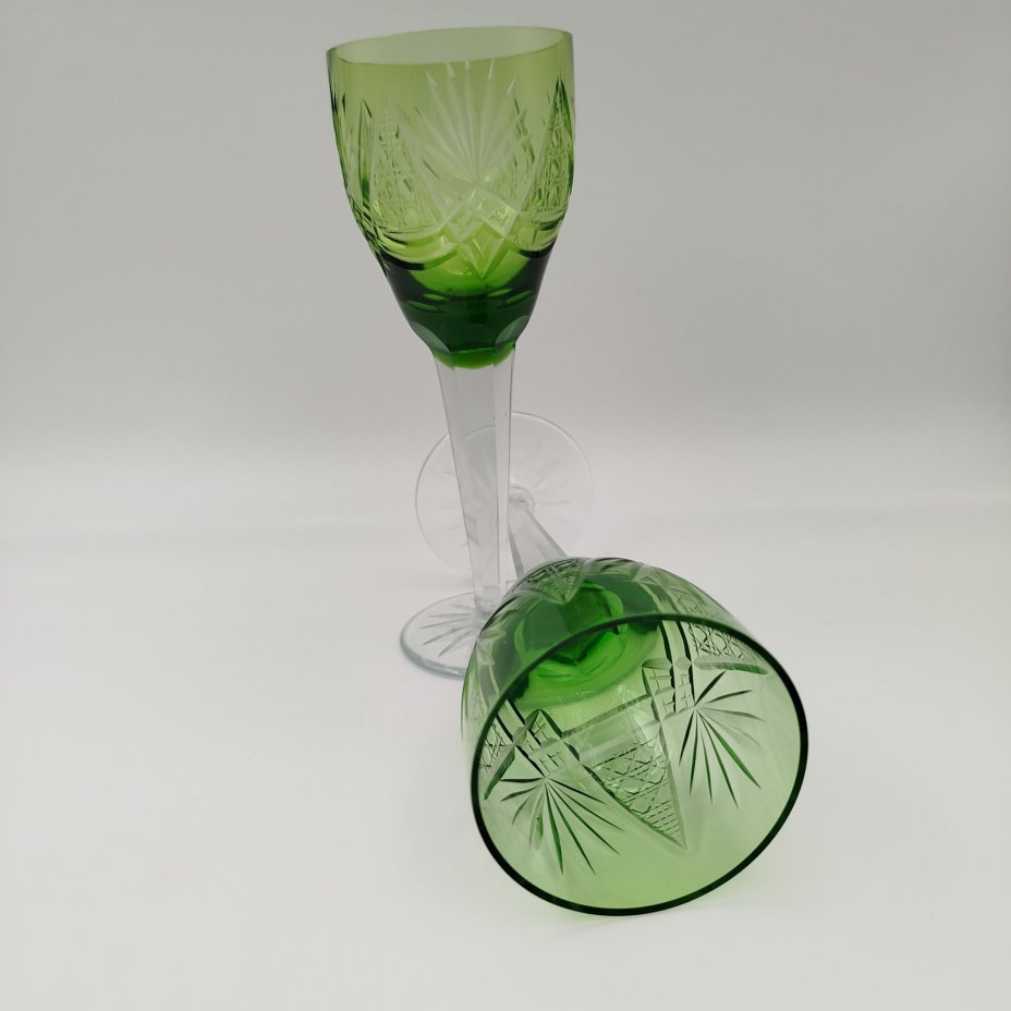 Набор бокалов для вина зеленного оттенка на 2 персоны