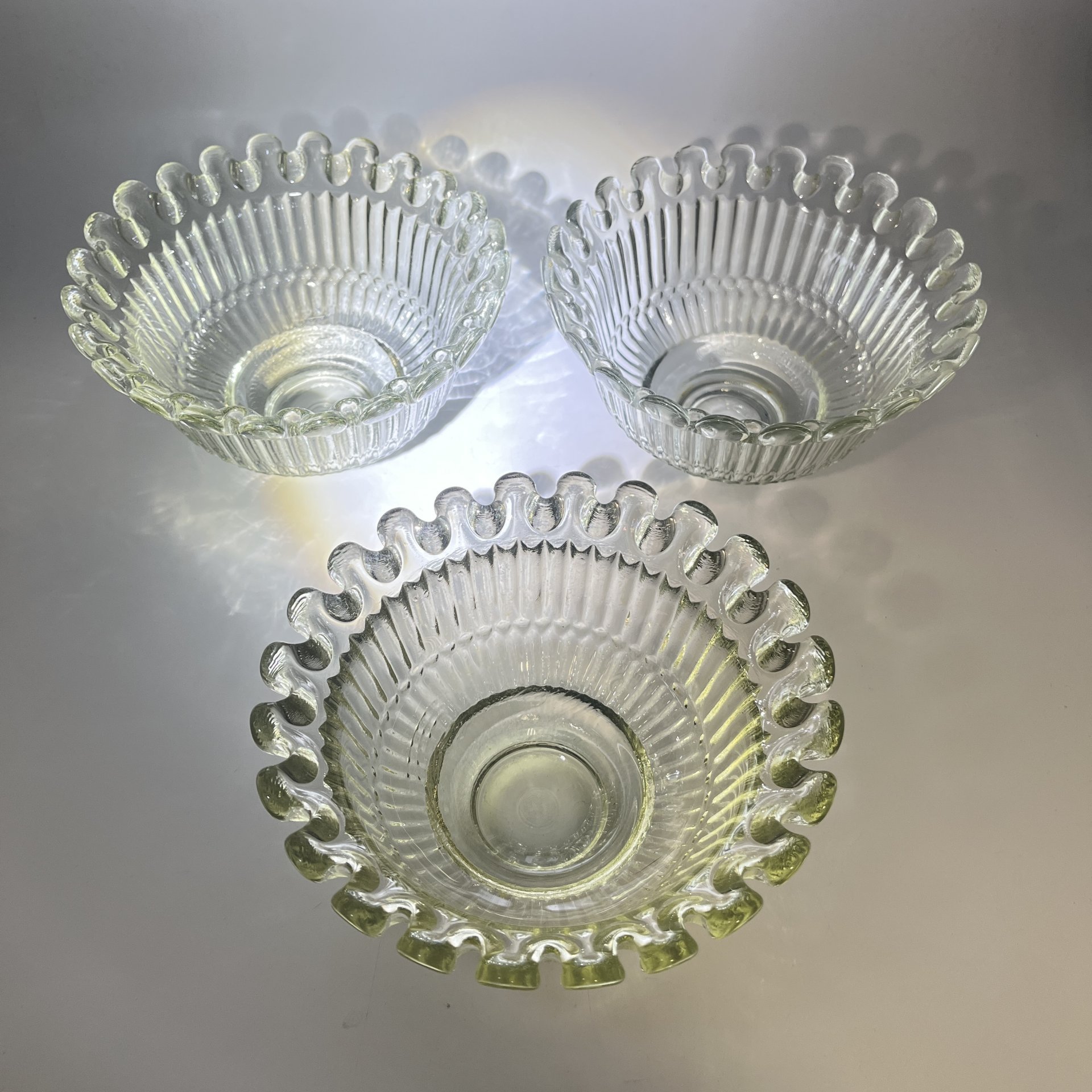 Набор из 3 вазочек с фигурным краем