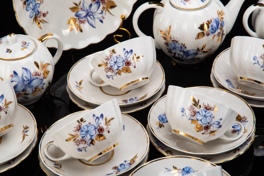 Сервиз чайный "Лилия" на 6 персон (22 предмета), фарфор, деколь, золочение, Ленинградский фарфоровый завод (ЛФЗ), СССР, 1970-1992 гг.