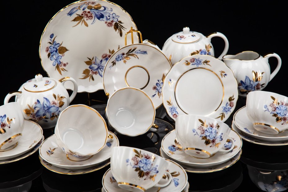 Сервиз чайный "Лилия" на 6 персон (22 предмета), фарфор, деколь, золочение, Ленинградский фарфоровый завод (ЛФЗ), СССР, 1970-1992 гг.