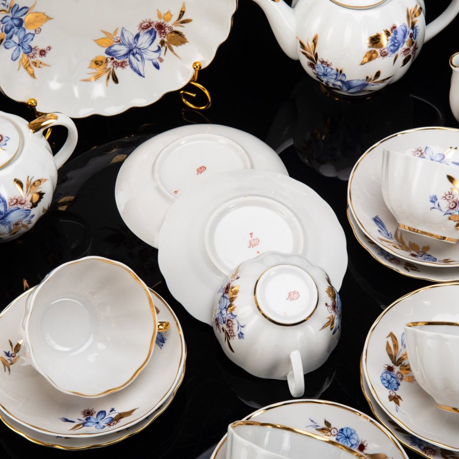 Сервиз чайный "Лилия" на 6 персон (22 предмета), фарфор, деколь, золочение, Ленинградский фарфоровый завод (ЛФЗ), СССР, 1970-1992 гг.