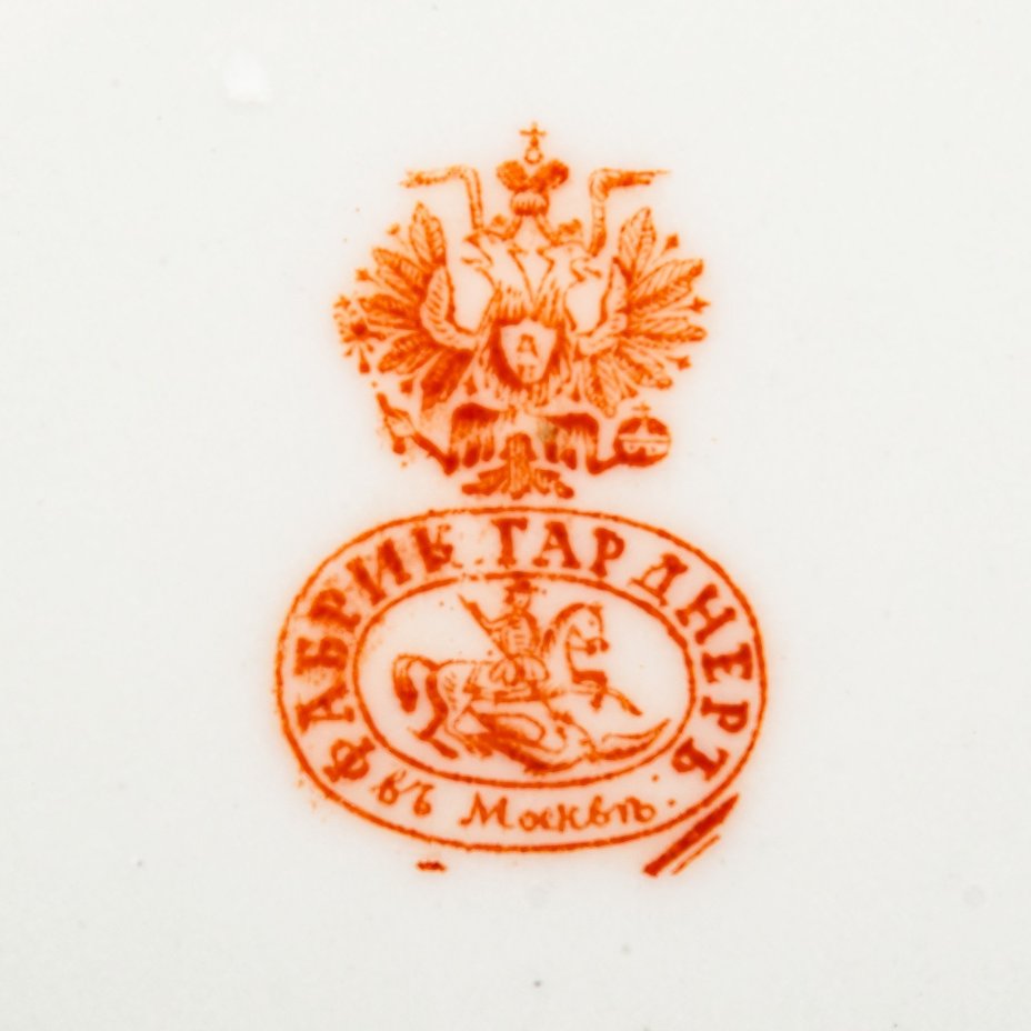 Набор из шести десертных тарелок квадратной формы, с изображением незабудок, фарфор, крытье, роспись, золочение, Фарфоровая фабрика Гарднера, Российская империя, 1870-1890 гг.