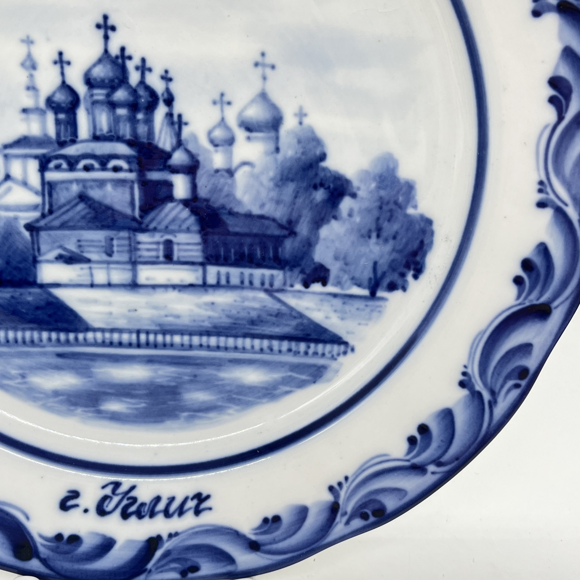 Настенная тарелка "г. Углич", Гжель, авт. Бырдин Е., фарфор, роспись, Россия, 2000-2010 гг.