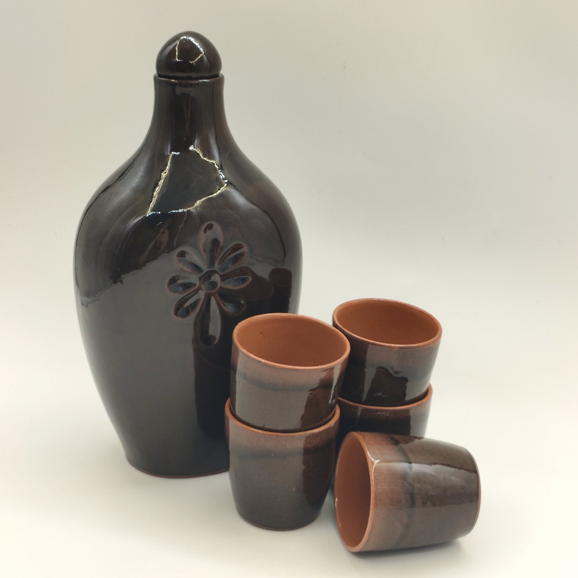 Набор из штофа лаконичной формы с рельефным декором и 5-ти стопок, керамика, глазурь, СССР, 1970-1990 гг.