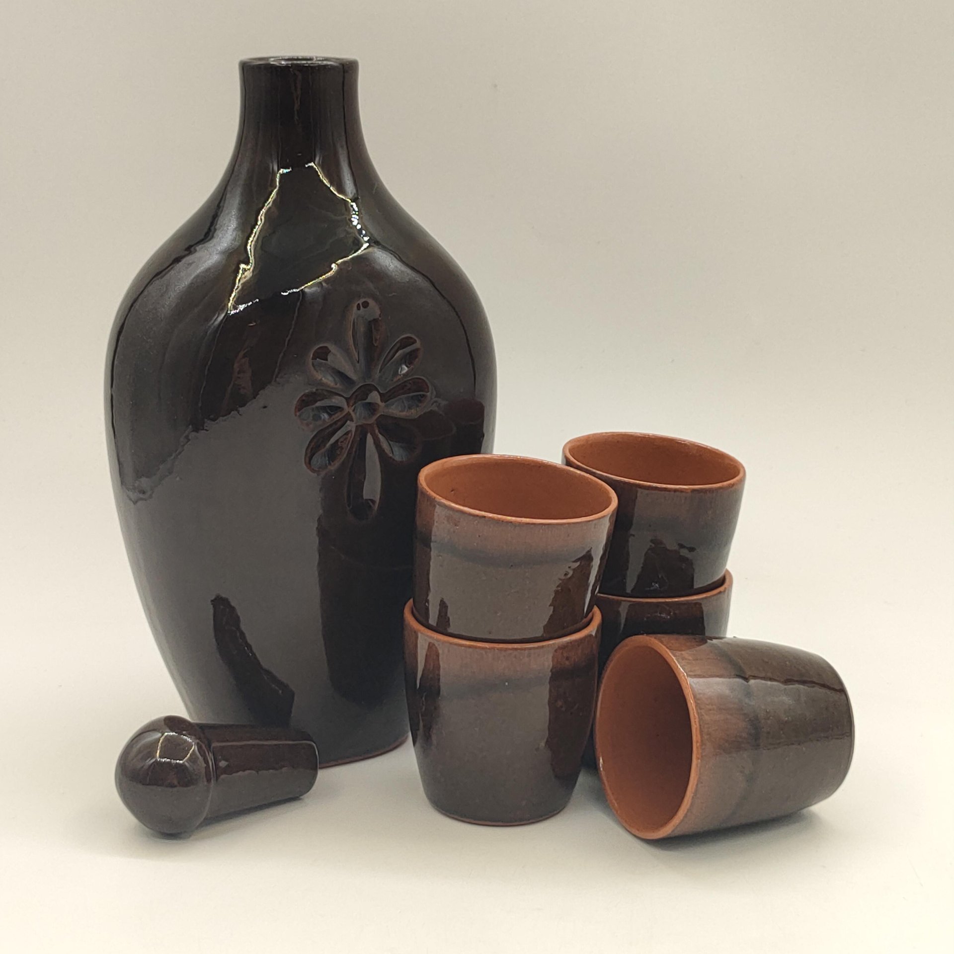 Набор из штофа лаконичной формы с рельефным декором и 5-ти стопок, керамика, глазурь, СССР, 1970-1990 гг.