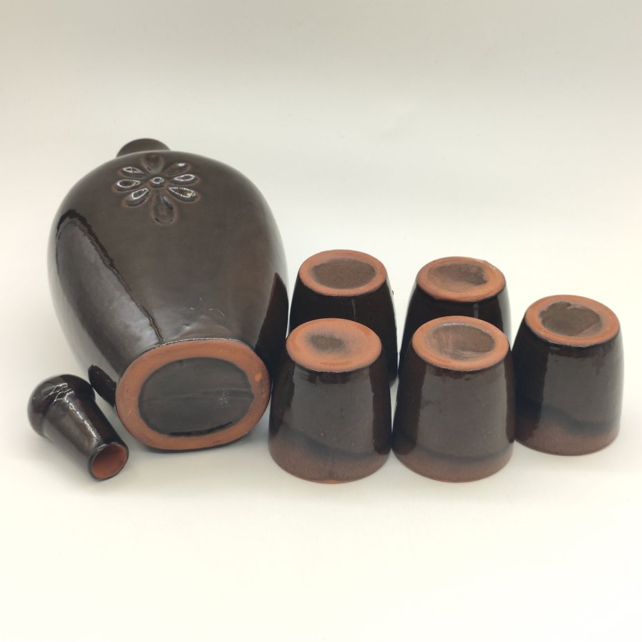 Набор из штофа лаконичной формы с рельефным декором и 5-ти стопок