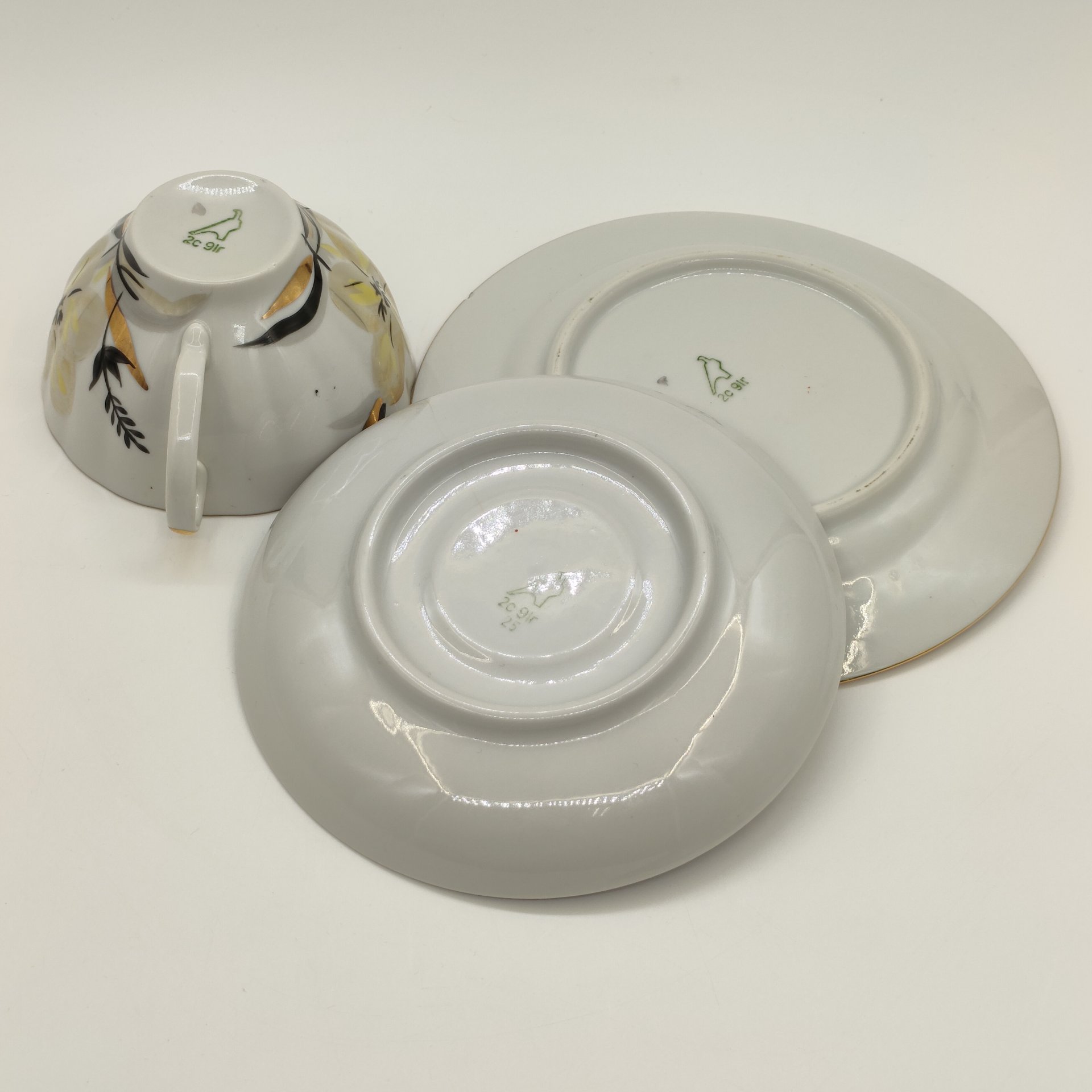 Чайное трио с цветочным декором, форма "Белый лебедь", автор формы О.М. Мухигули, фарфор, деколь с подрисовкой, золочение, Дулевский фарфоровый завод (Дулёво), Российская Федерация, 1991 г., Дулевский фарфоровый завод (Дулёво)