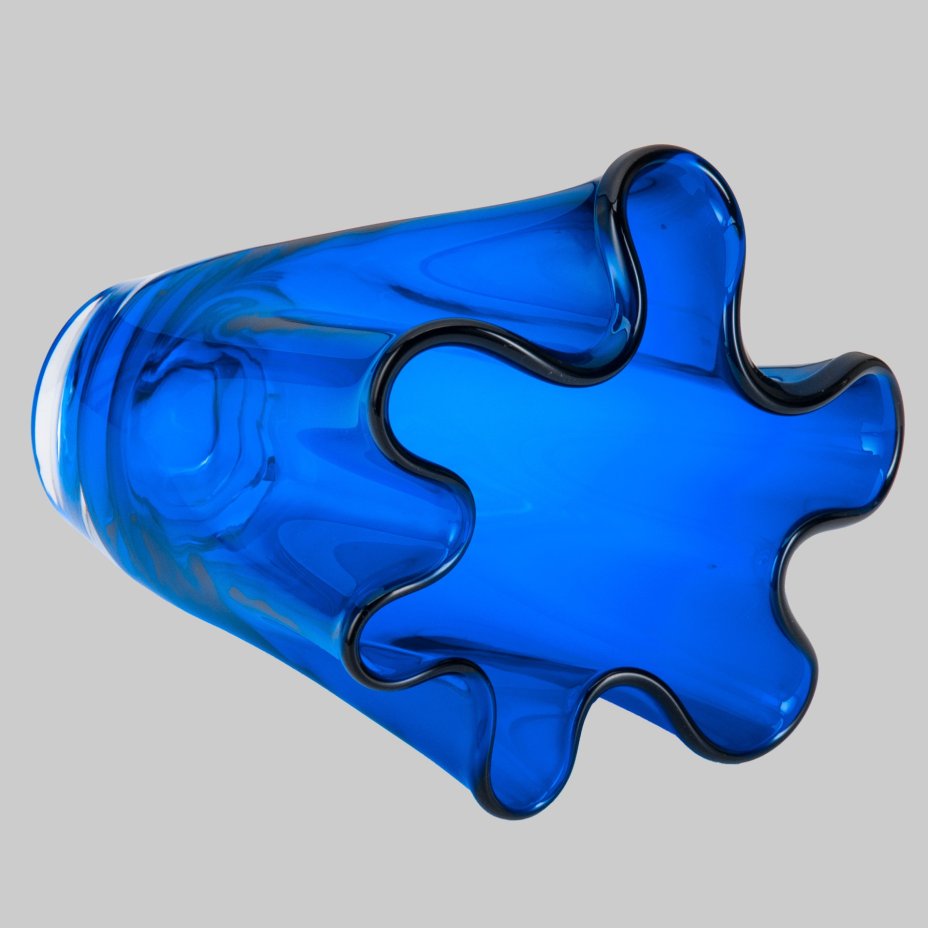 Ваза синего цвета с волнистым горлом