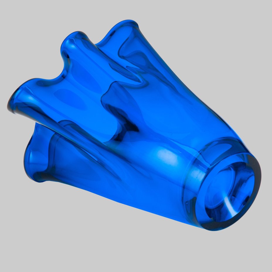 Ваза синего цвета с волнистым горлом