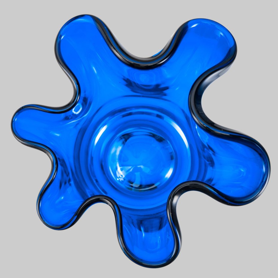 Ваза синего цвета с волнистым горлом