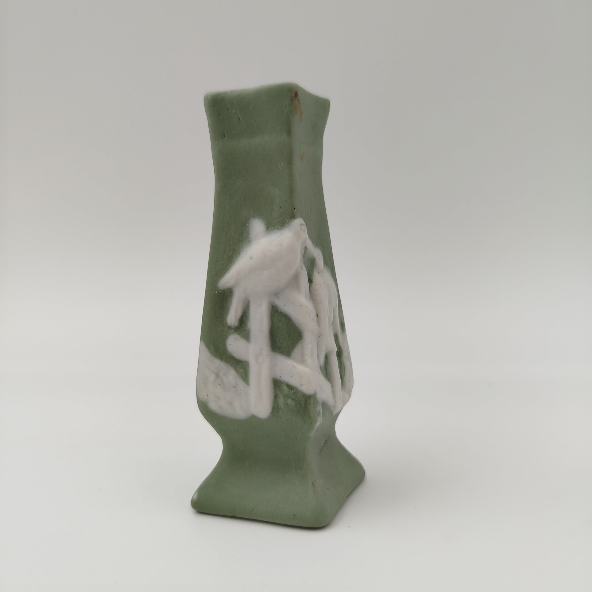 Вазочка миниатюрная с изображением птиц, бисквит, крытье, Дмитровский фарфоровый завод (ДФЗ Вербилки), СССР, 1920-1930 гг.