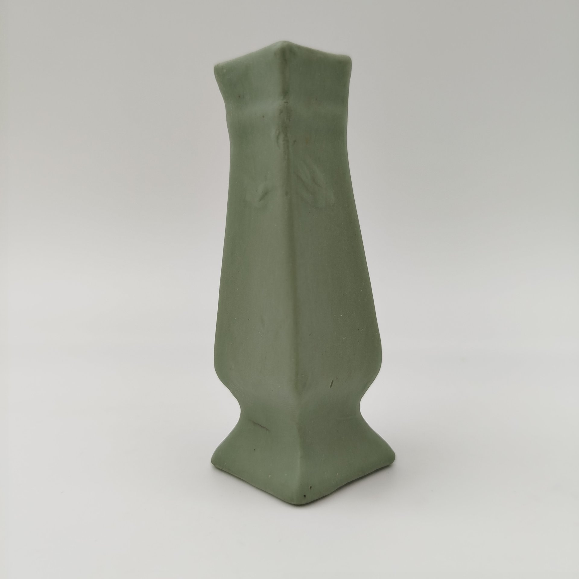 Вазочка миниатюрная с изображением птиц, бисквит, крытье, Дмитровский фарфоровый завод (ДФЗ Вербилки), СССР, 1920-1930 гг.