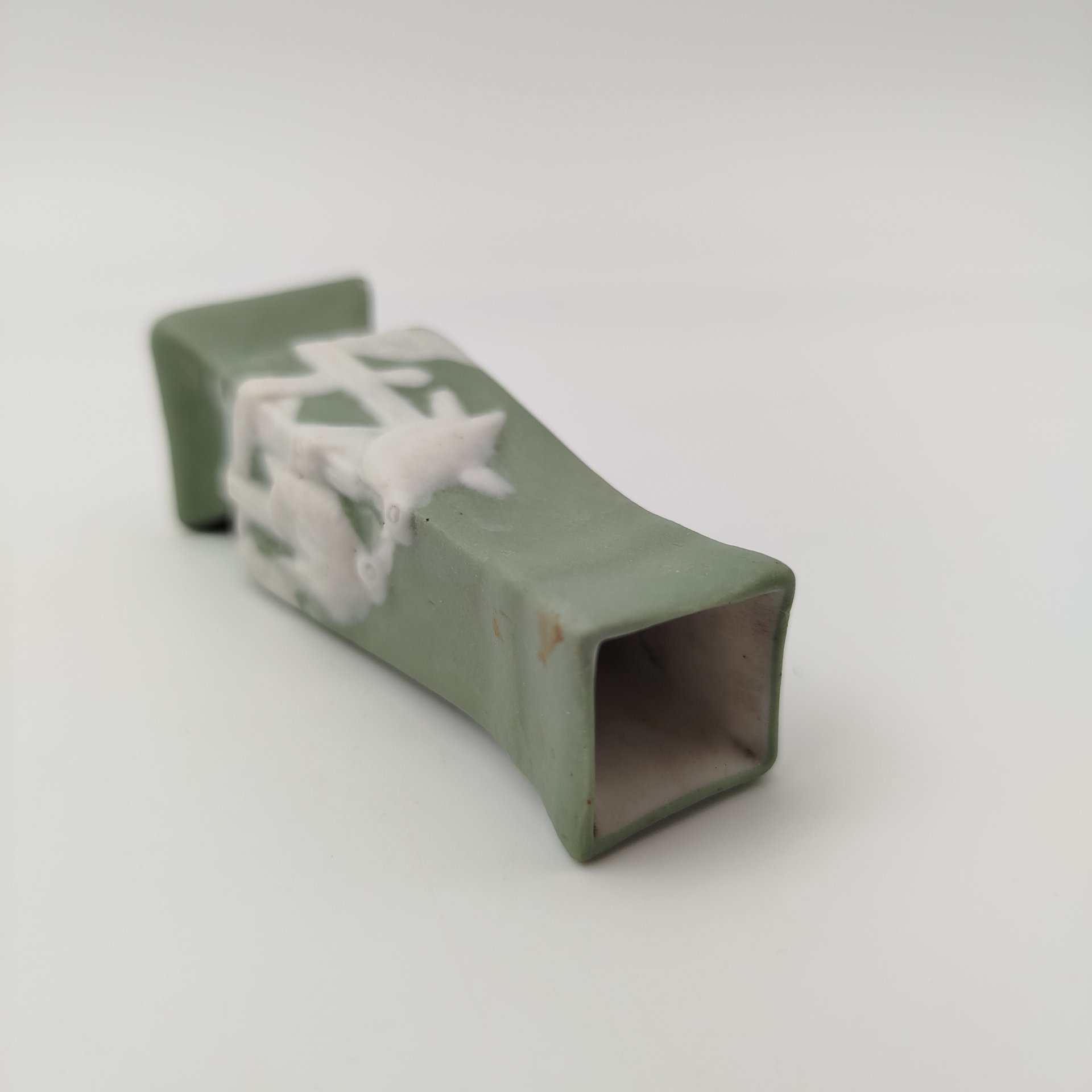 Вазочка миниатюрная с изображением птиц, бисквит, крытье, Дмитровский фарфоровый завод (ДФЗ Вербилки), СССР, 1920-1930 гг.