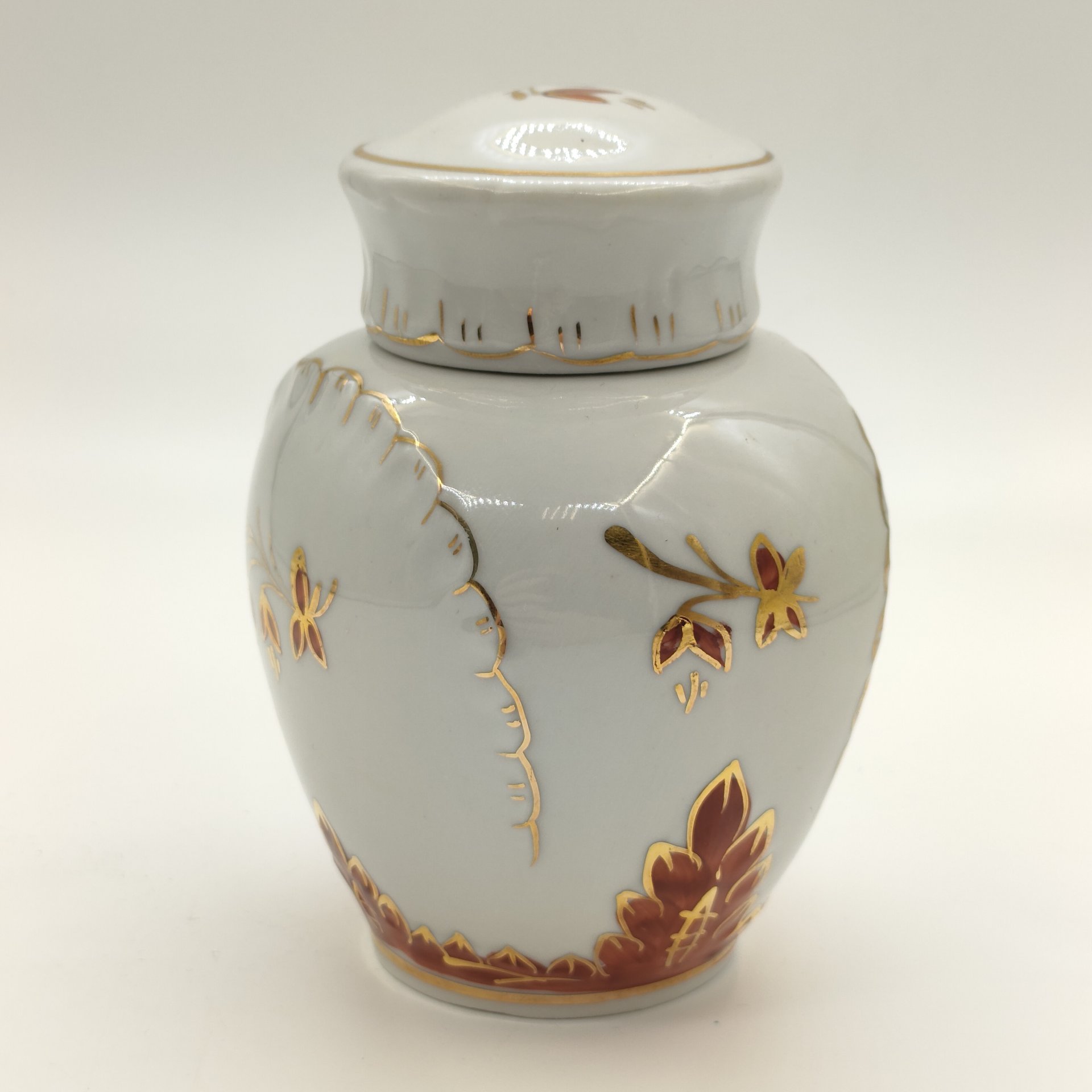 Чайница "Барбарис", автор Е. П. Смирнов, фарфор, роспись, золочение, Фабрика Гарднера в Вербилках 1766, Российская Федерация, 1991-2012 гг.