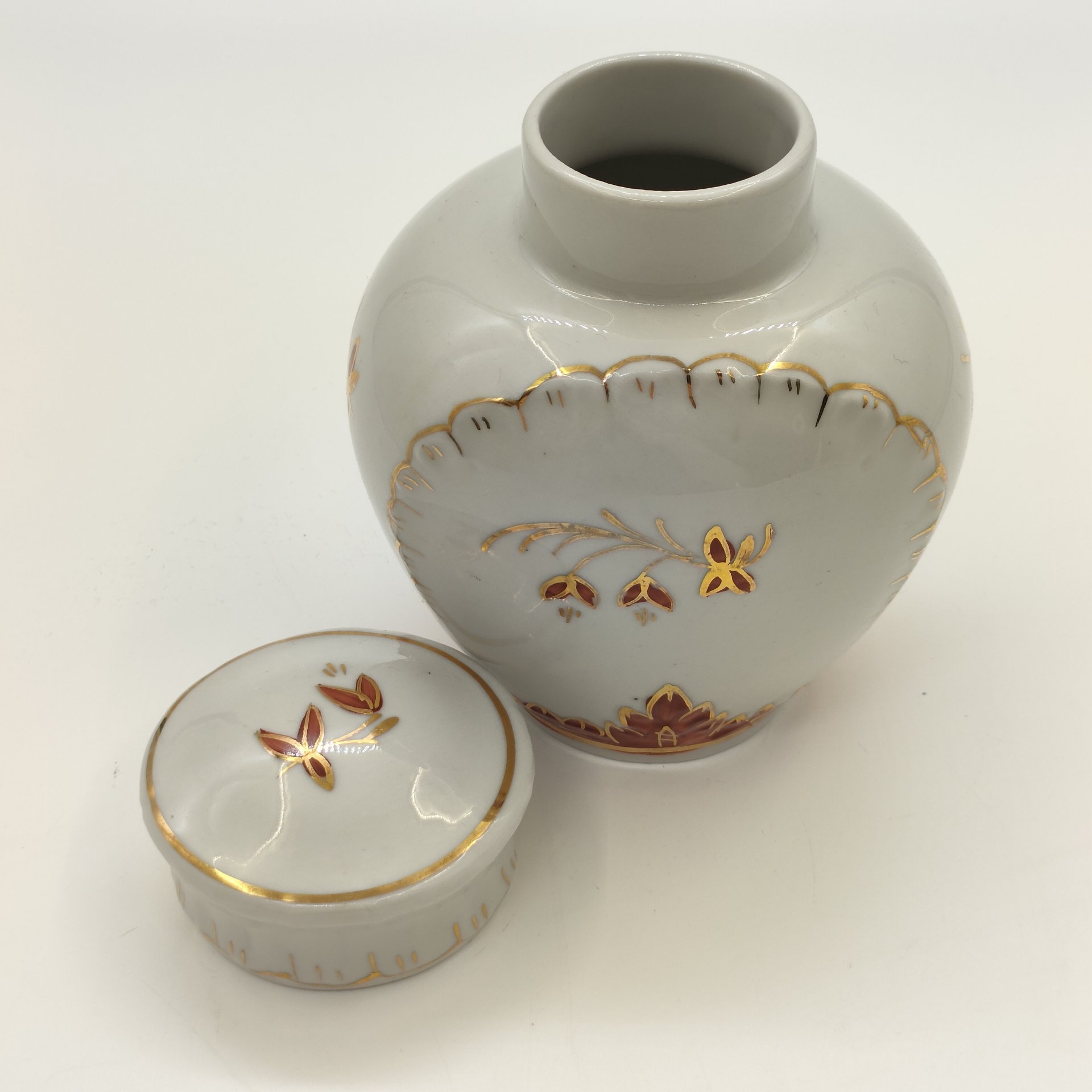 Чайница "Барбарис", автор Е. П. Смирнов, фарфор, роспись, золочение, Фабрика Гарднера в Вербилках 1766, Российская Федерация, 1991-2012 гг.