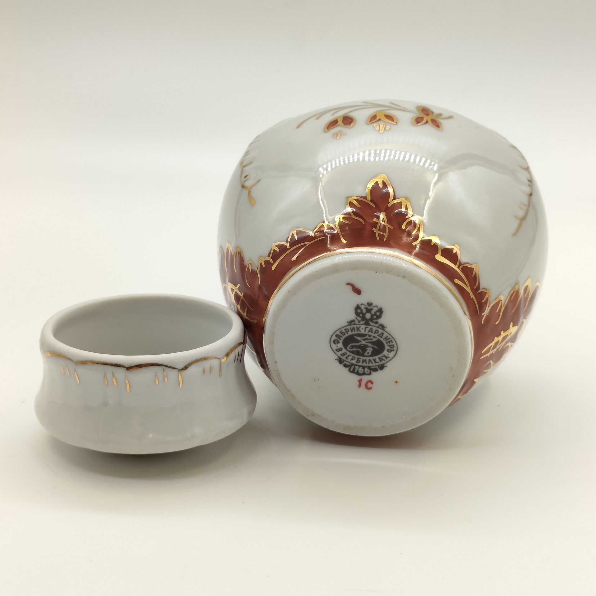 Чайница "Барбарис", автор Е. П. Смирнов, фарфор, роспись, золочение, Фабрика Гарднера в Вербилках 1766, Российская Федерация, 1991-2012 гг.