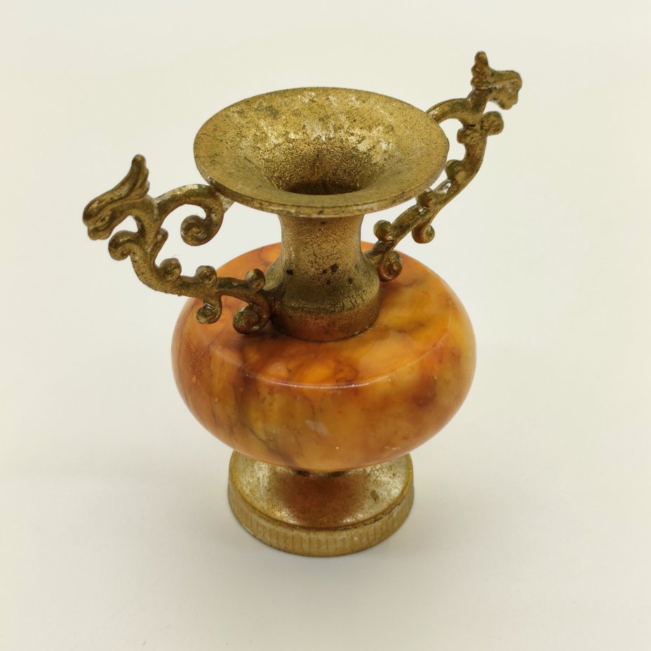 Вазочка миниатюрная изящной формы с двумя фигурными ручками