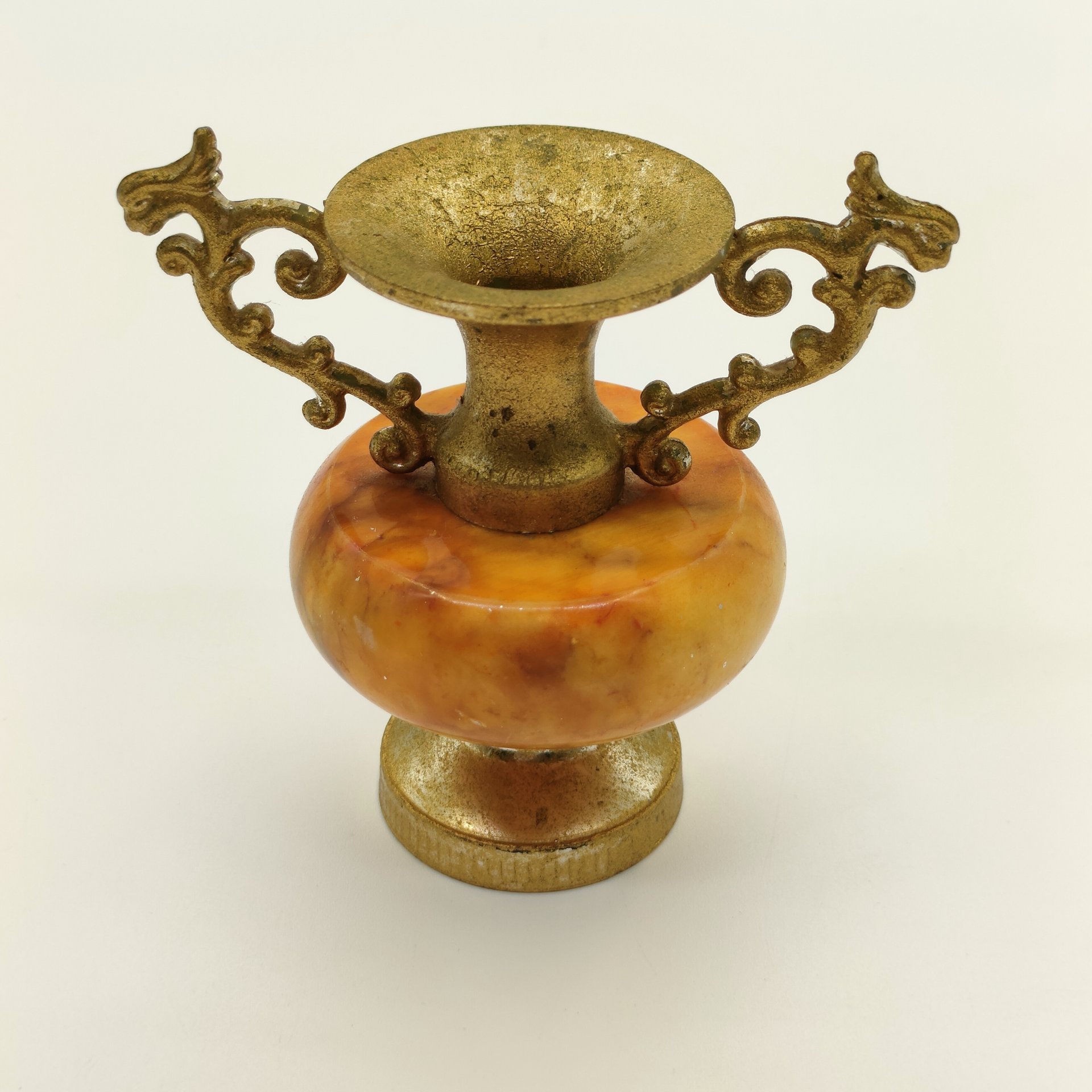 Вазочка миниатюрная изящной формы с двумя фигурными ручками, металл, натуральный камень, золочение, Западная Европа, 1980-2000 гг.