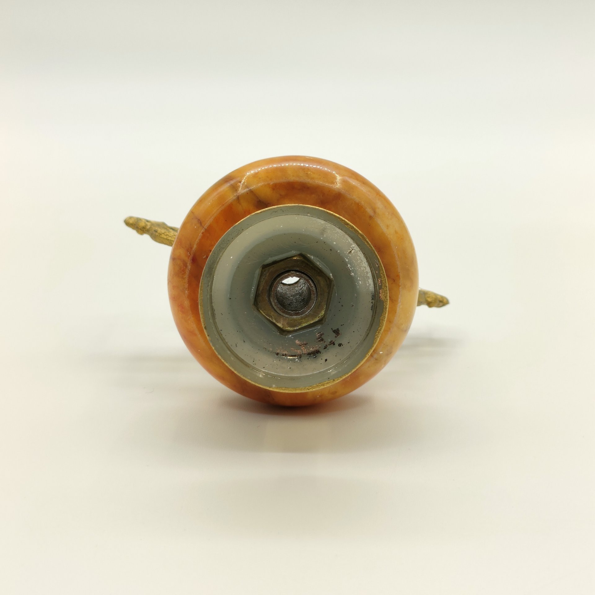 Вазочка миниатюрная изящной формы с двумя фигурными ручками, металл, натуральный камень, золочение, Западная Европа, 1980-2000 гг.