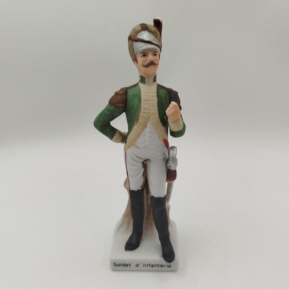 Статуэтка на постаменте "Soldat d'Infanterie" (солдат пехоты) из серии "Армия Наполеона", фарфор, роспись, золочение, Южная Корея, 1970-1990 гг.