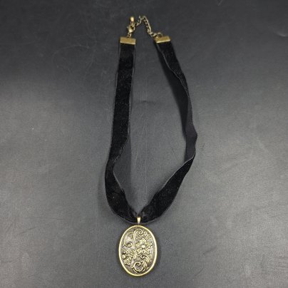 Медальон с цветочным декором, латунь, ткань, Европа, 1960-1980 гг.