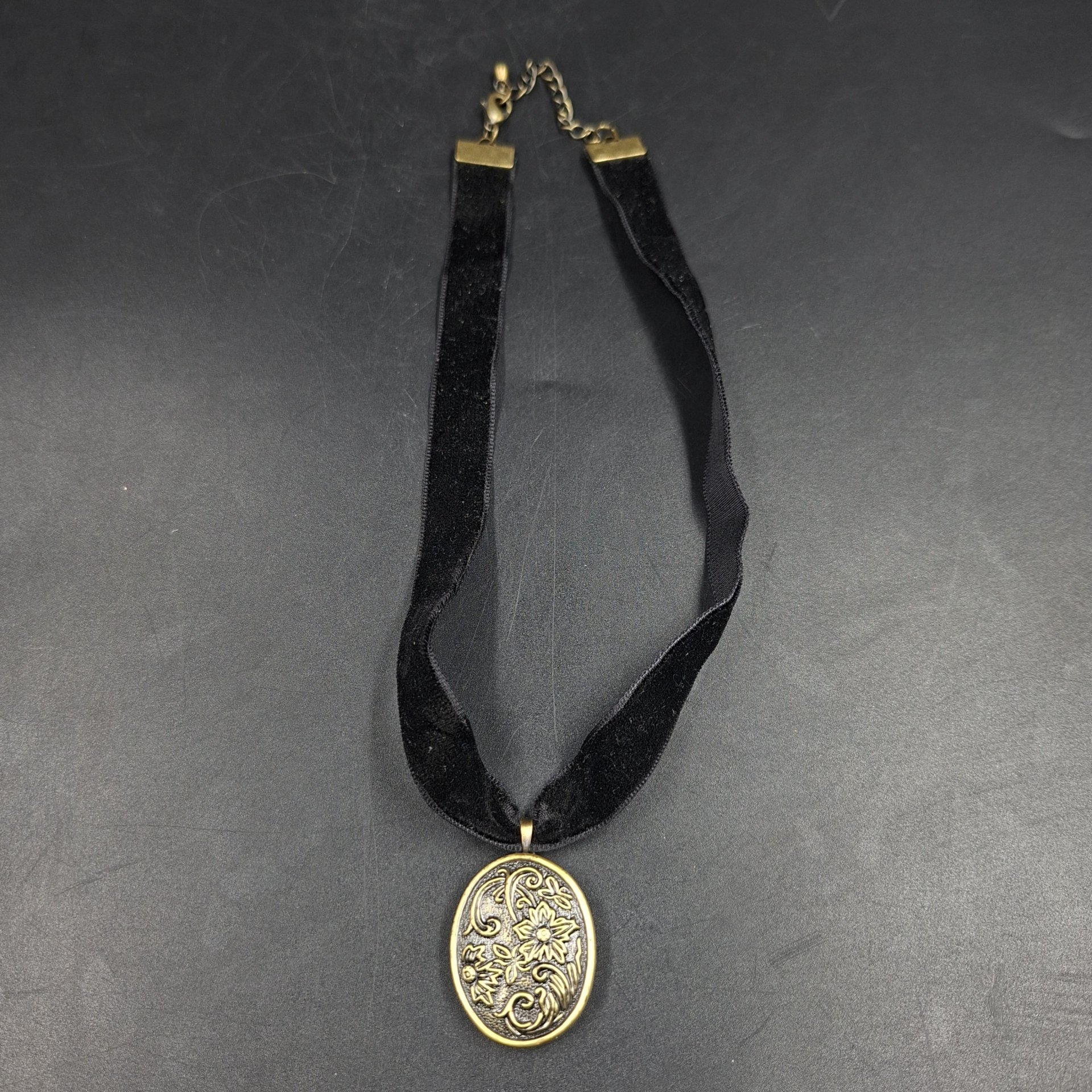 Медальон с цветочным декором, латунь, ткань, Европа, 1960-1980 гг.