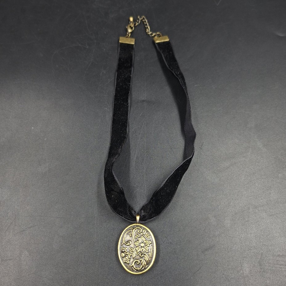 Медальон с цветочным декором, латунь, ткань, Европа, 1960-1980 гг.