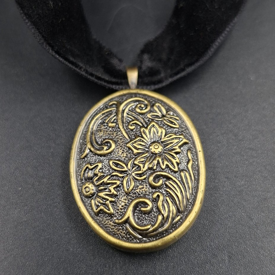 Медальон с цветочным декором, латунь, ткань, Европа, 1960-1980 гг.