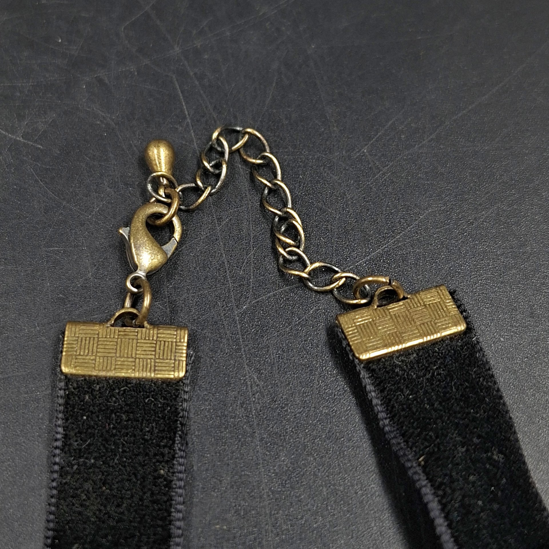 Медальон с цветочным декором, латунь, ткань, Европа, 1960-1980 гг.