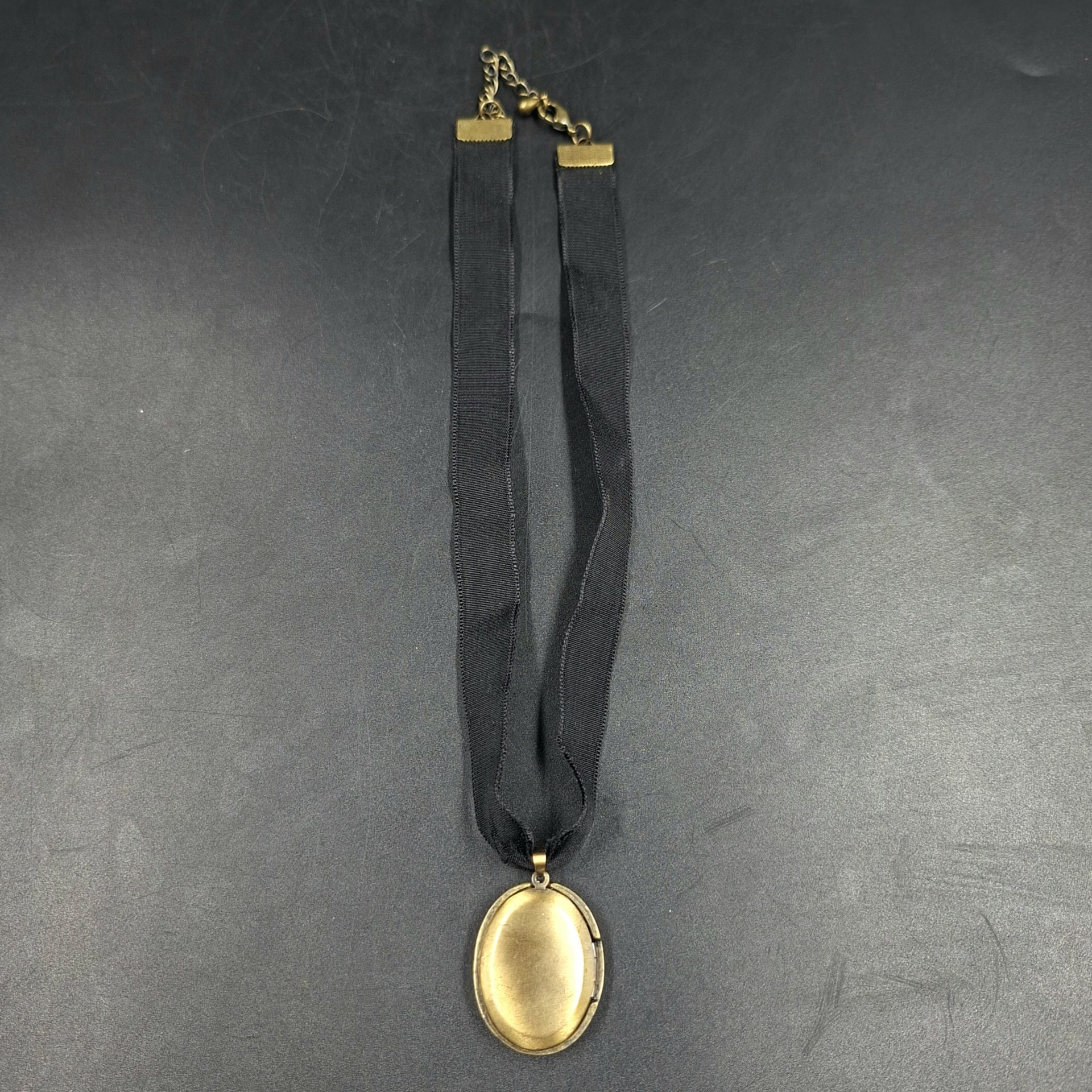 Медальон с цветочным декором, латунь, ткань, Европа, 1960-1980 гг.