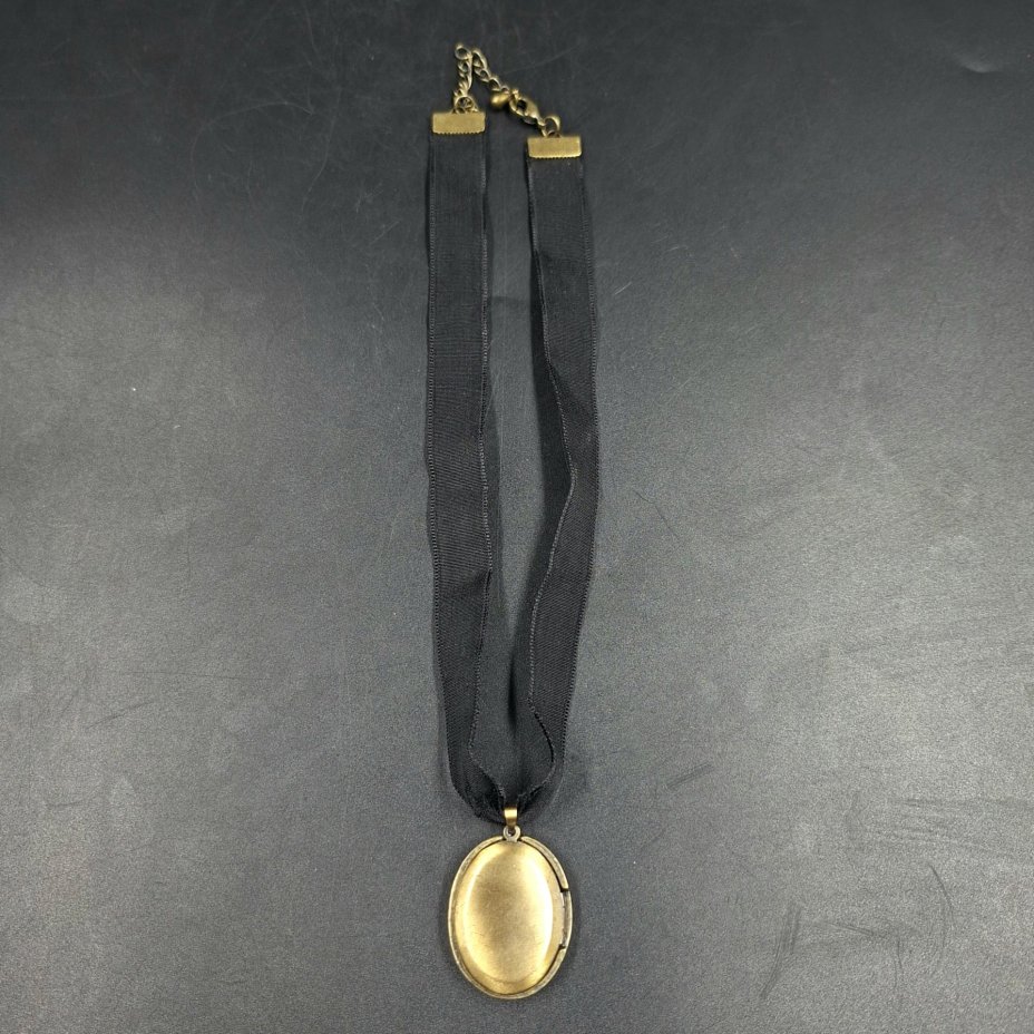 Медальон с цветочным декором, латунь, ткань, Европа, 1960-1980 гг.