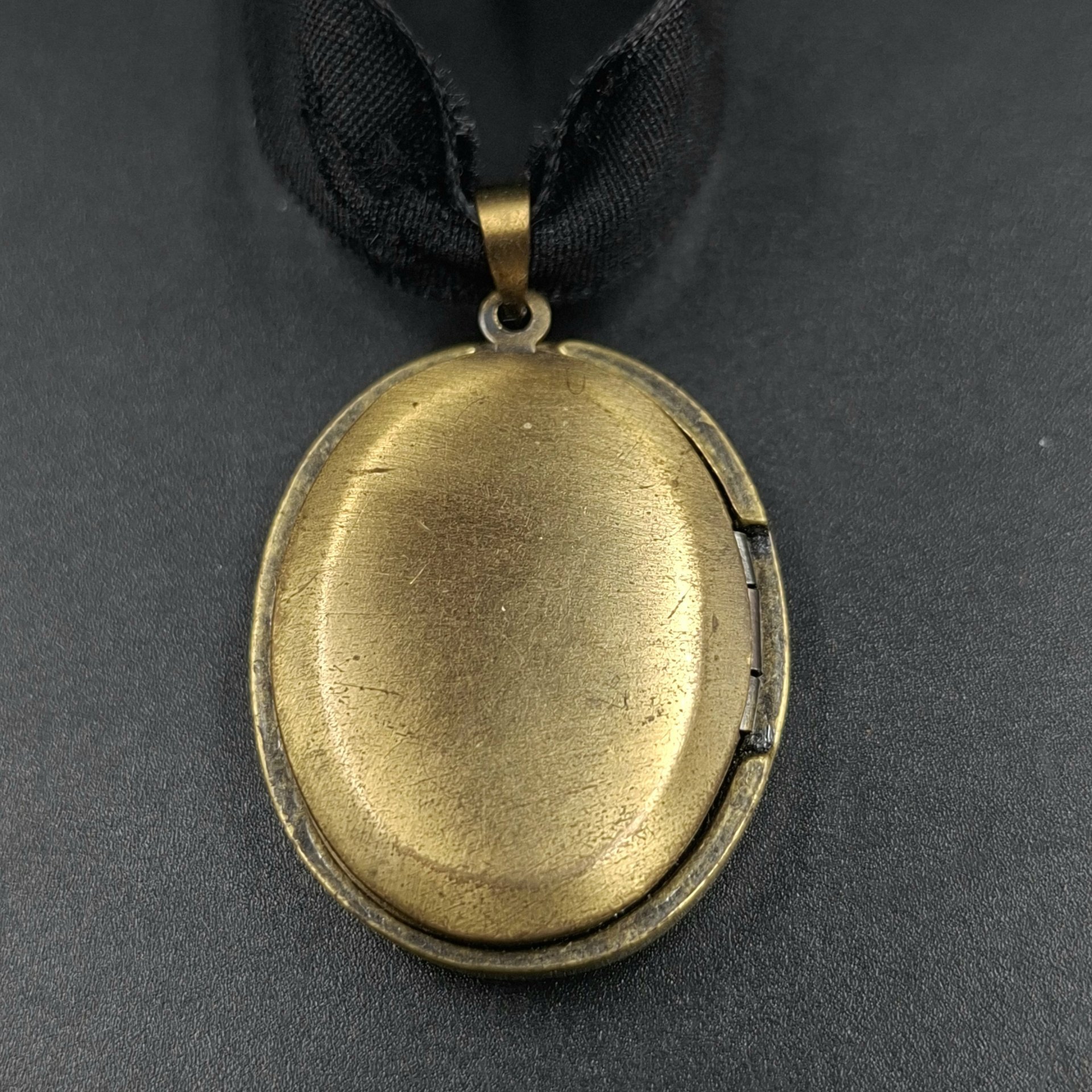 Медальон с цветочным декором, латунь, ткань, Европа, 1960-1980 гг.