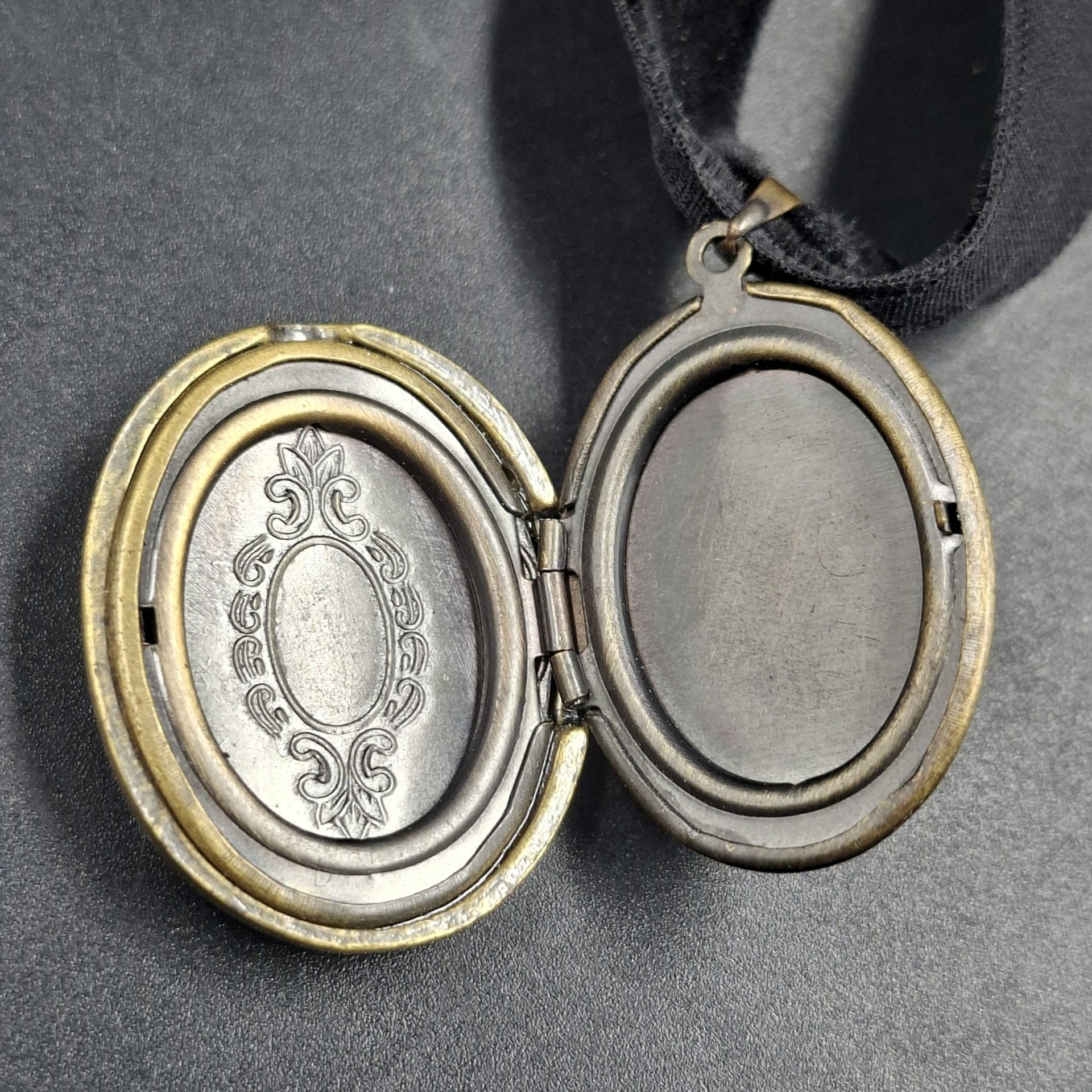 Медальон с цветочным декором, латунь, ткань, Европа, 1960-1980 гг.