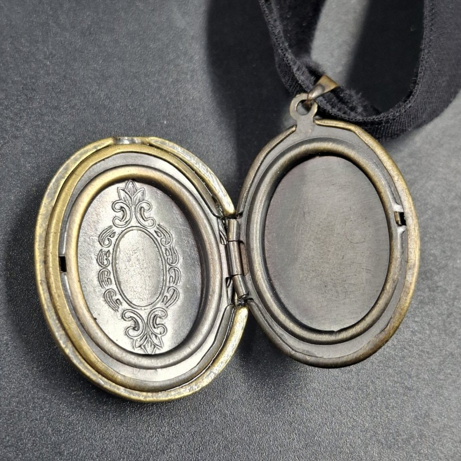 Медальон с цветочным декором, латунь, ткань, Европа, 1960-1980 гг.