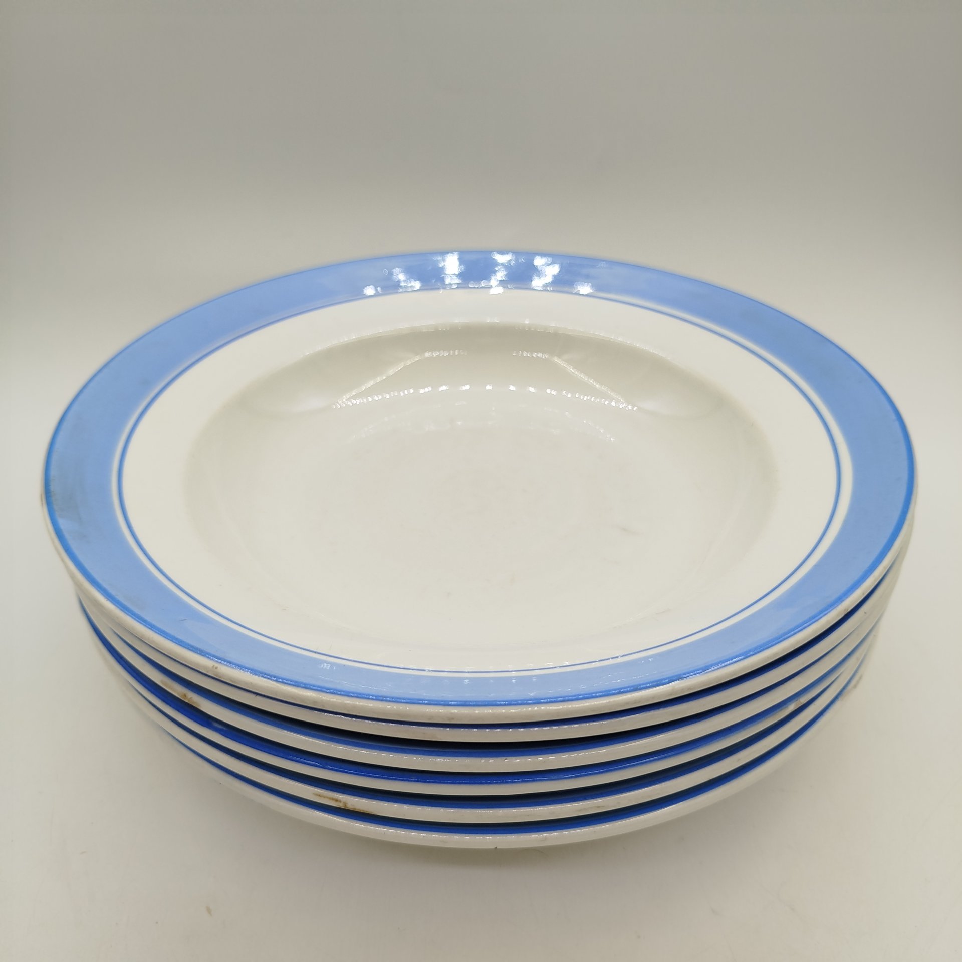 Набор из шести суповых тарелок с голубым кантом, фаянс, обводка, Конаковский фаянсовый завод им. М.И. Калинина (ЗиК Конаково), СССР, 1962-1974 гг.
