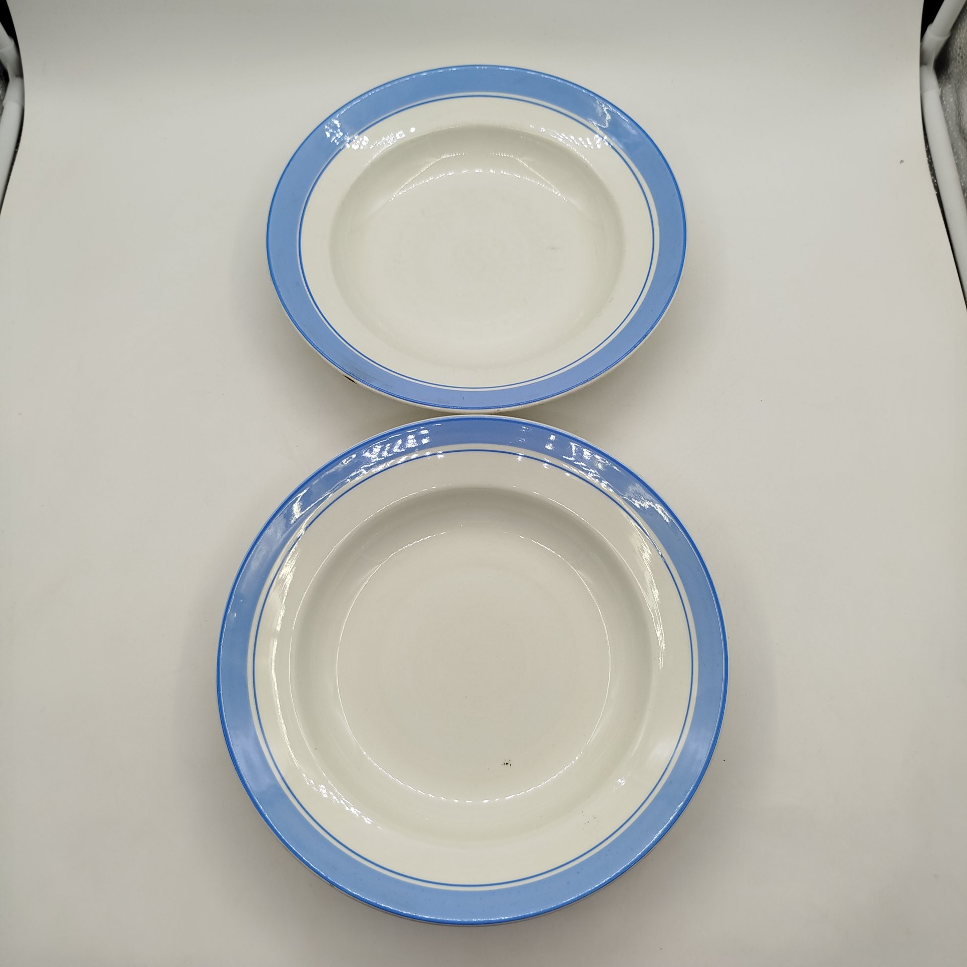 Набор из шести суповых тарелок с голубым кантом, фаянс, обводка, Конаковский фаянсовый завод им. М.И. Калинина (ЗиК Конаково), СССР, 1962-1974 гг.