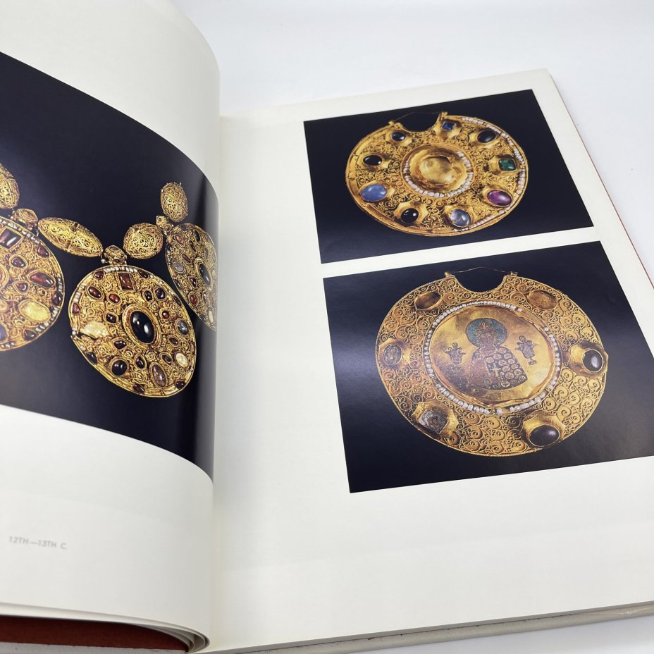 Книга/альбом "State Museums of the Moscow Kremlin" из серии State Museums of USSR в родном футляре, издательство Kodansha