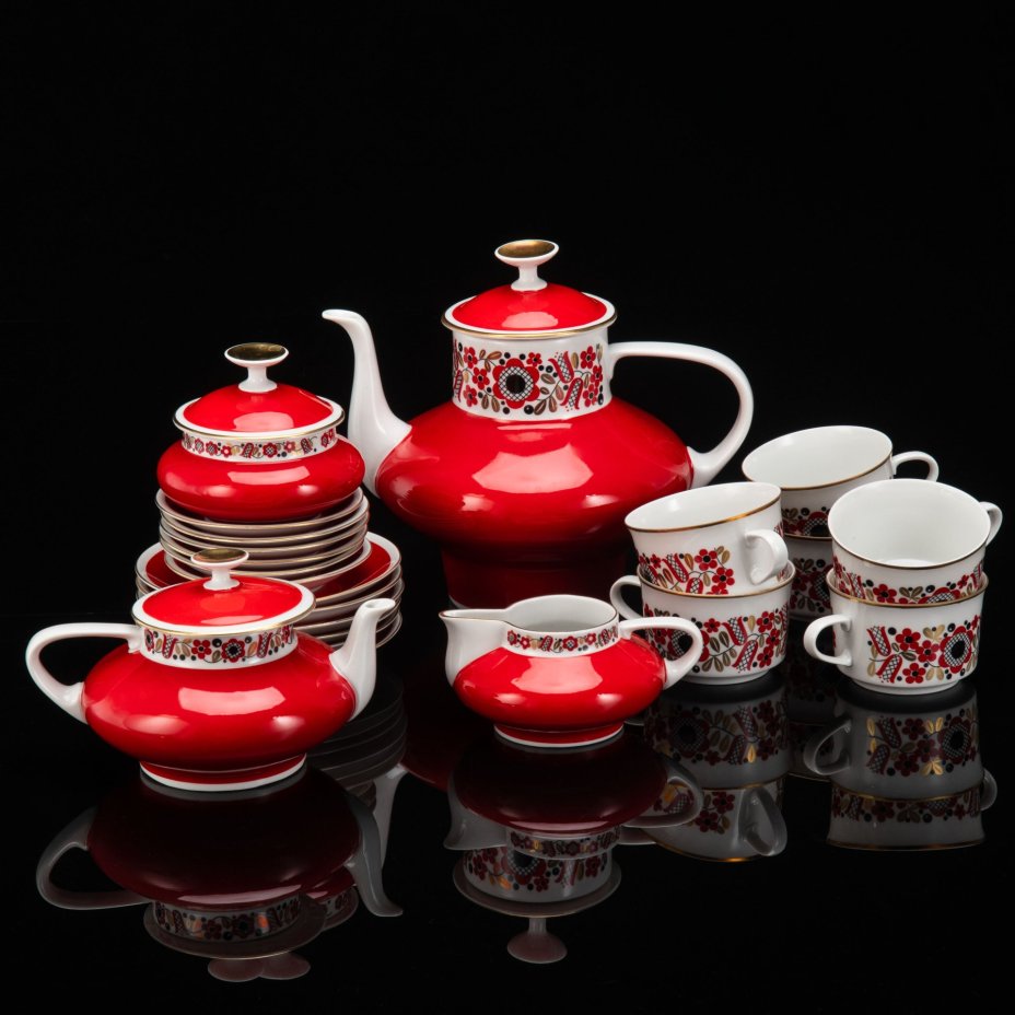 Сервиз чайный на 6 персон (22 предмета), выполненный в ярко-красном цвете с флористическим декором, фарфор, крытье, деколь, золочение, Freiberger Porzellan, ГДР, 1970-1990 гг.