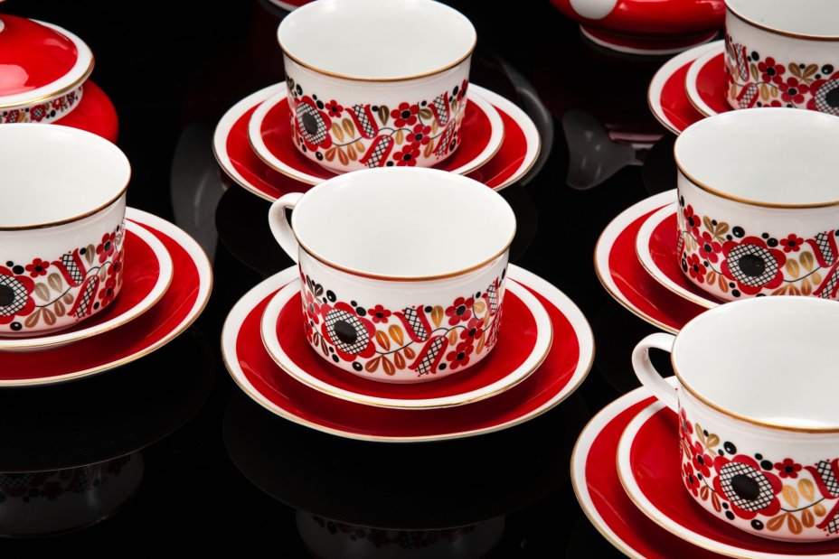 Сервиз чайный на 6 персон (22 предмета), выполненный в ярко-красном цвете с флористическим декором, фарфор, крытье, деколь, золочение, Freiberger Porzellan, ГДР, 1970-1990 гг.